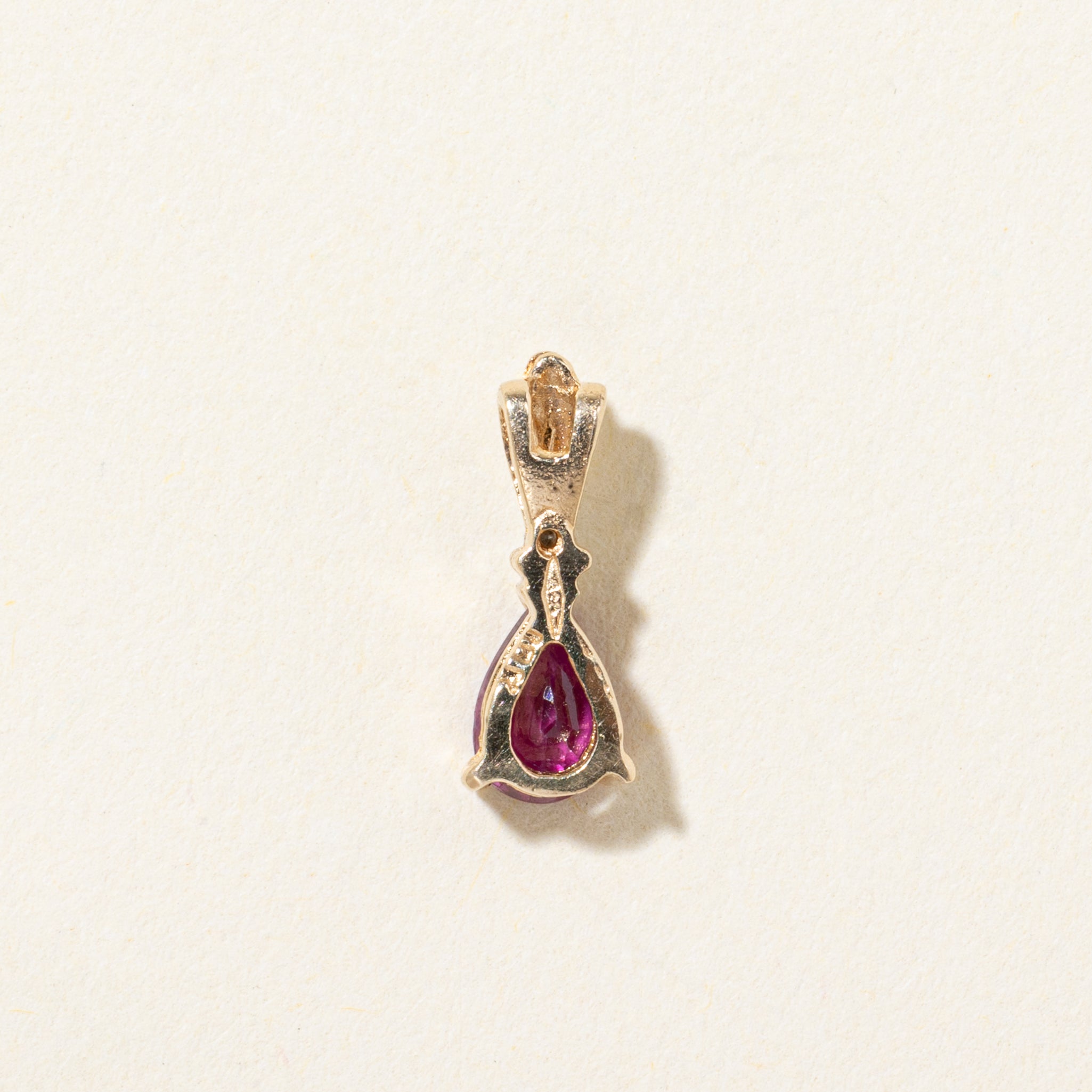 Pendentif en or 10 carats serti d'un rubis taille poire et de diamants