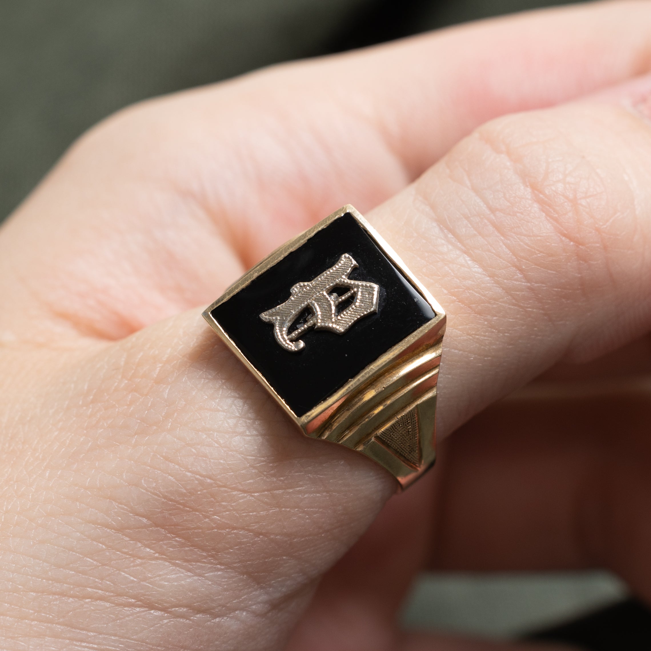 10k Onyx "P" Initial Grooved Signet Ring | 1.93ct | SZ 10.5