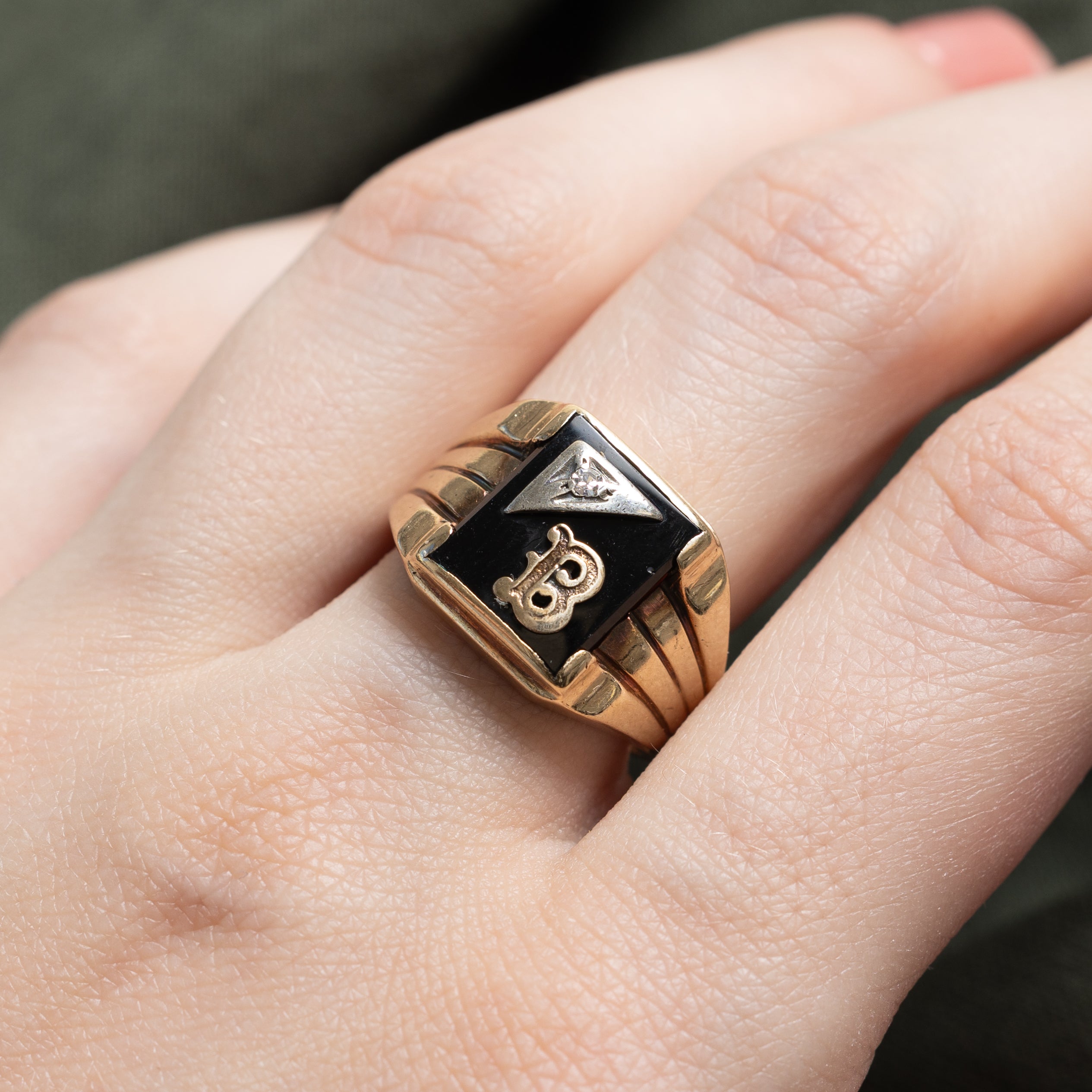 Bague chevalière rainurée en or 10 carats avec onyx et diamants, initiale « B » | 1,98 ct | Taille 7,25