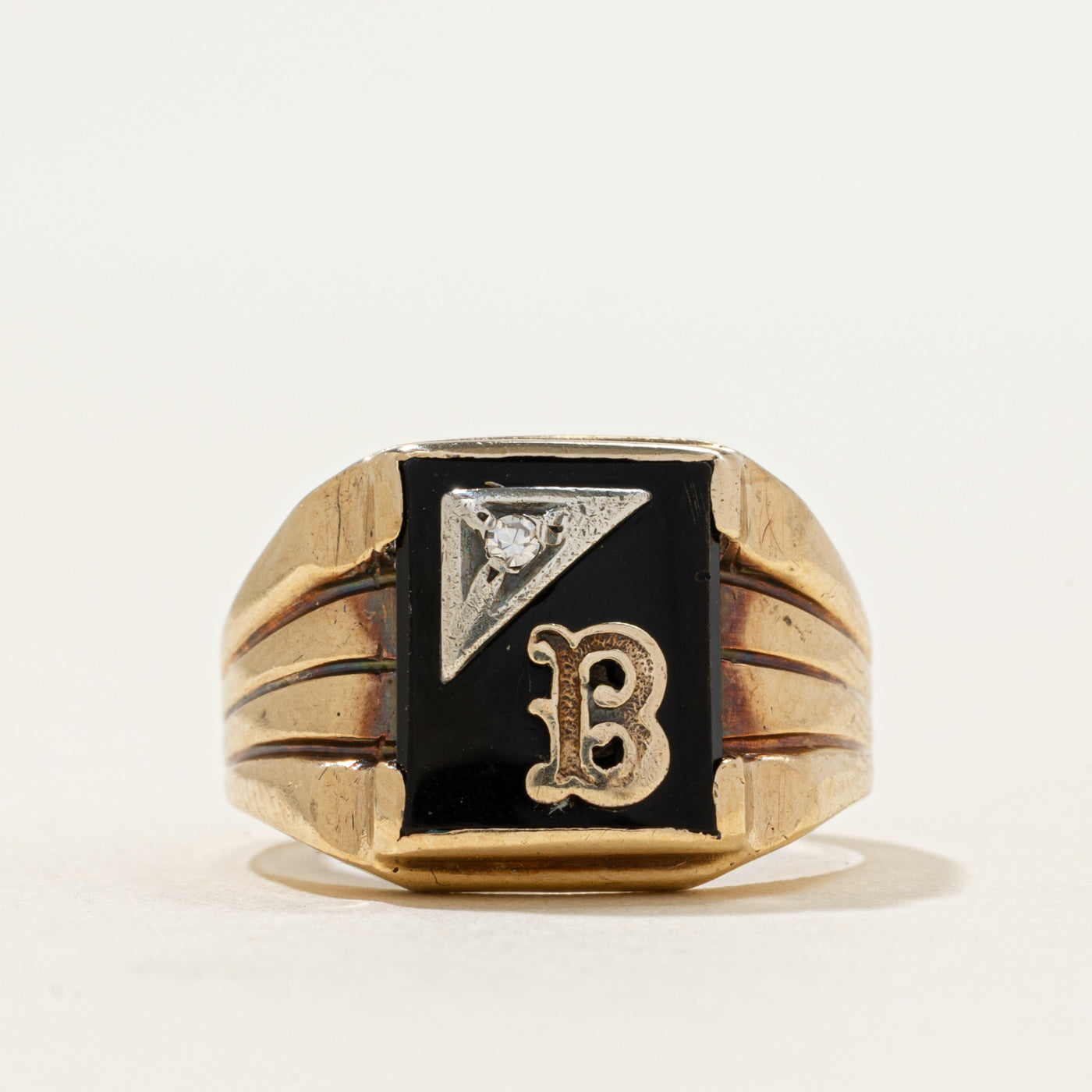 Bague chevalière rainurée en or 10 carats avec onyx et diamants, initiale « B » | 1,98 ct | Taille 7,25