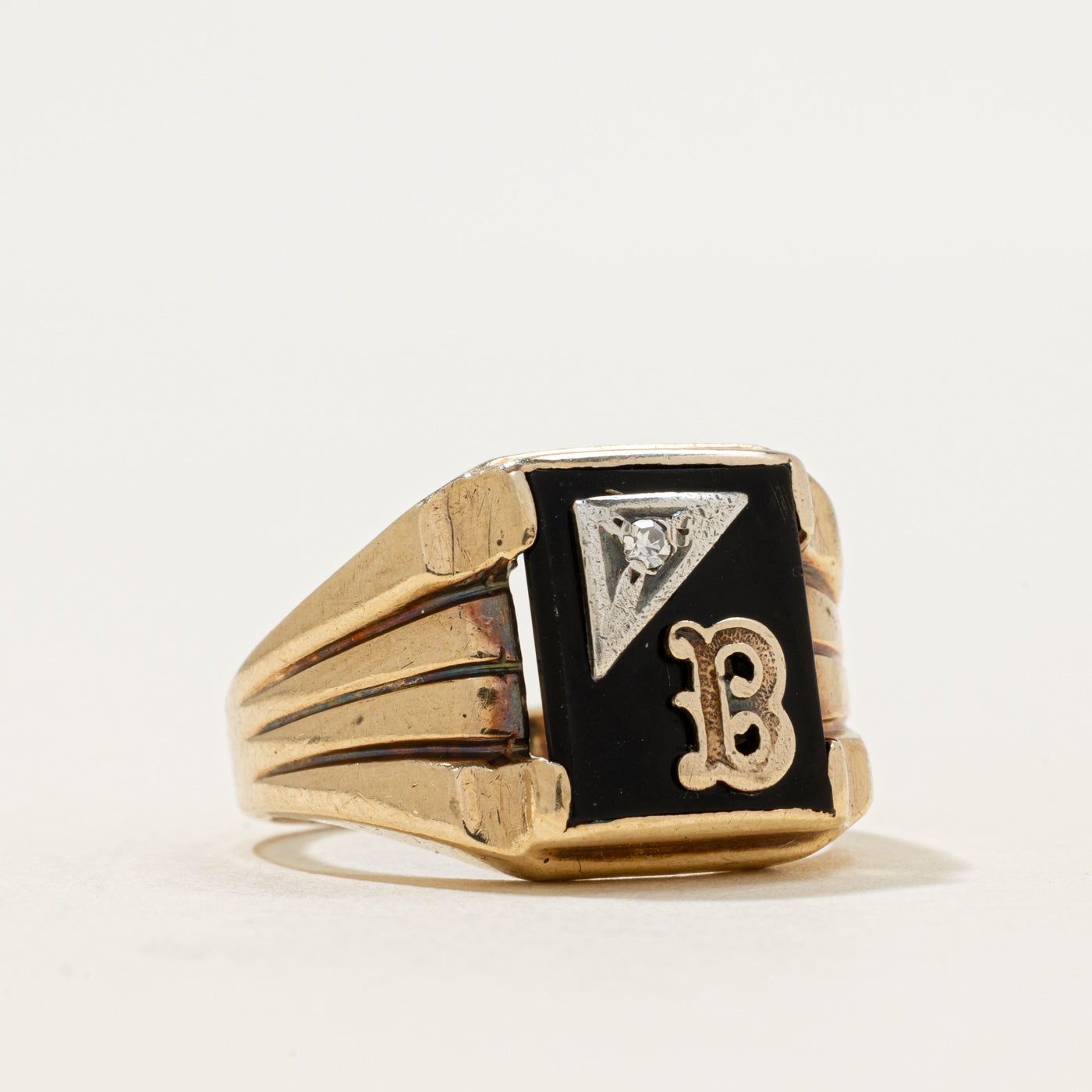 Bague chevalière rainurée en or 10 carats avec onyx et diamants, initiale « B » | 1,98 ct | Taille 7,25