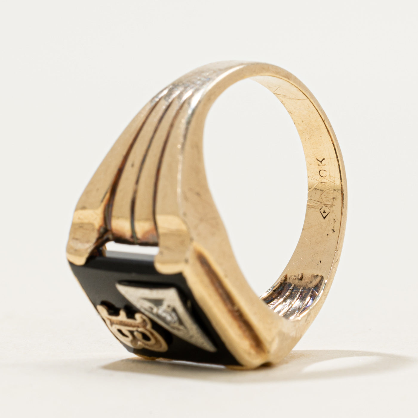 Bague chevalière rainurée en or 10 carats avec onyx et diamants, initiale « B » | 1,98 ct | Taille 7,25