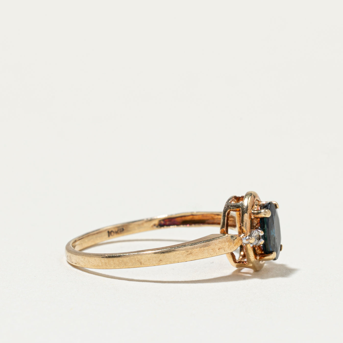 Bague ornée d'un saphir ovale et de diamants | Taille 6