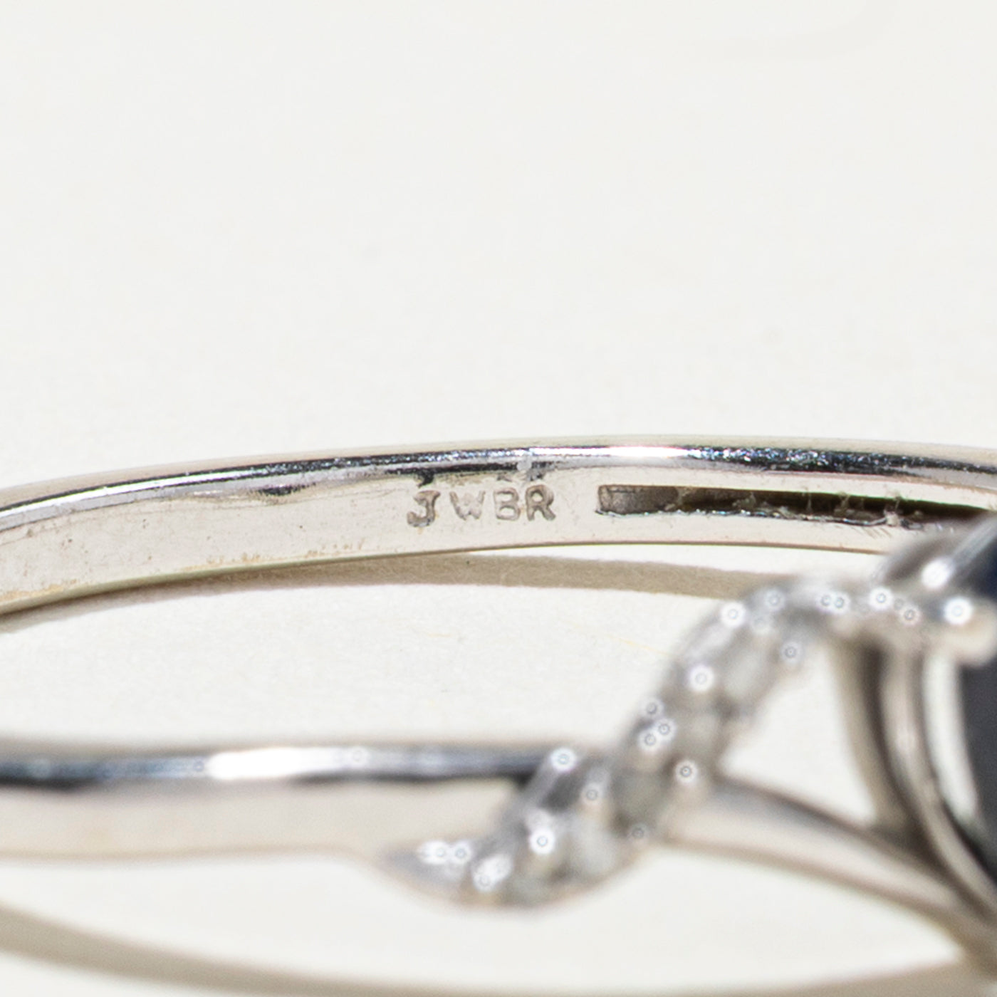 Bague contournée en saphir taille poire et diamants | Taille 7