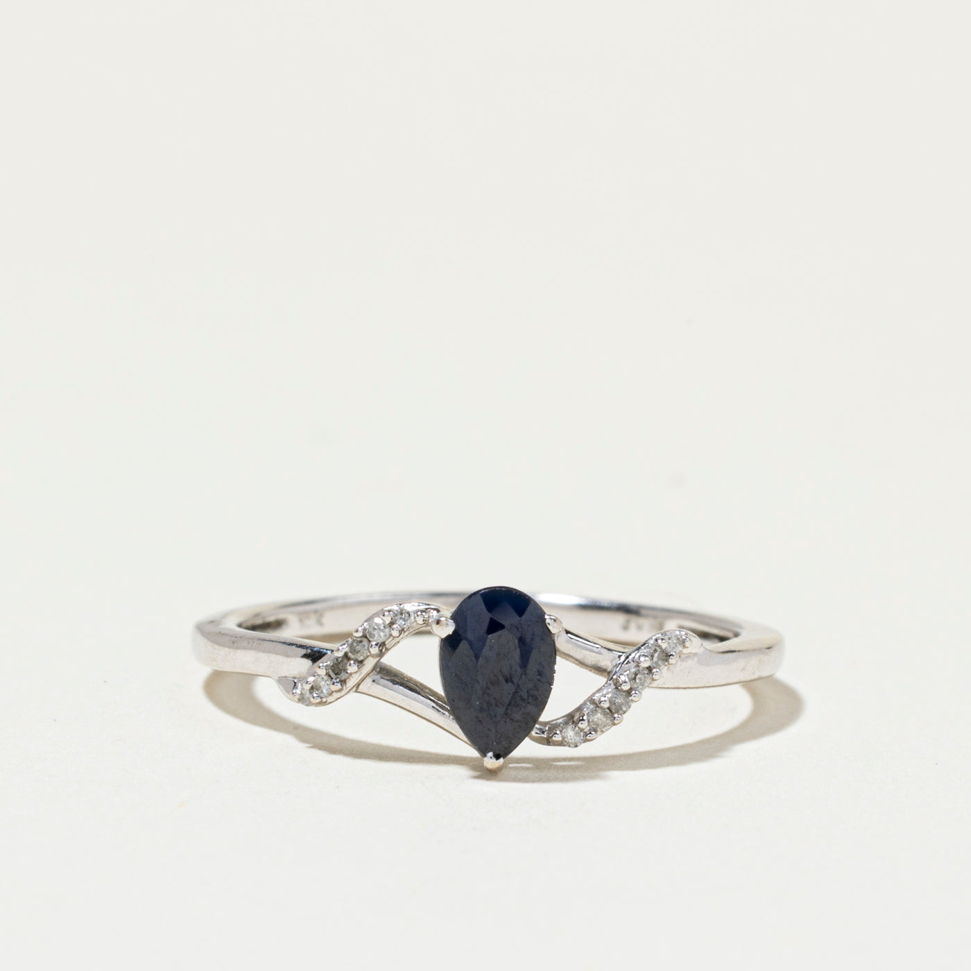 Bague contournée en saphir taille poire et diamants | Taille 7