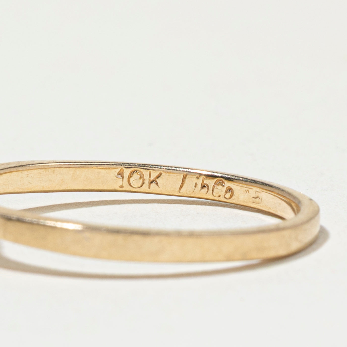 Bague ornée d'un saphir ovale et de diamants | Taille 6