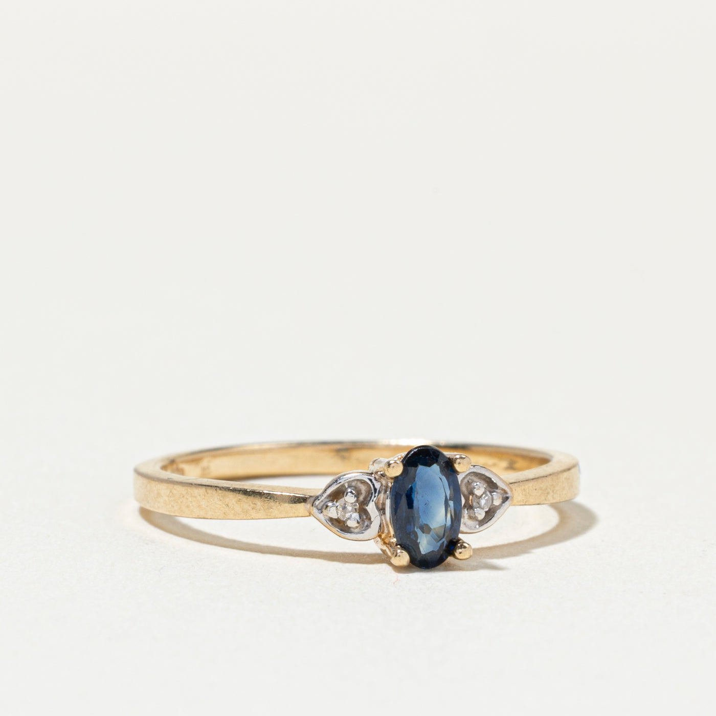 Bague ornée d'un saphir ovale et de diamants | Taille 6