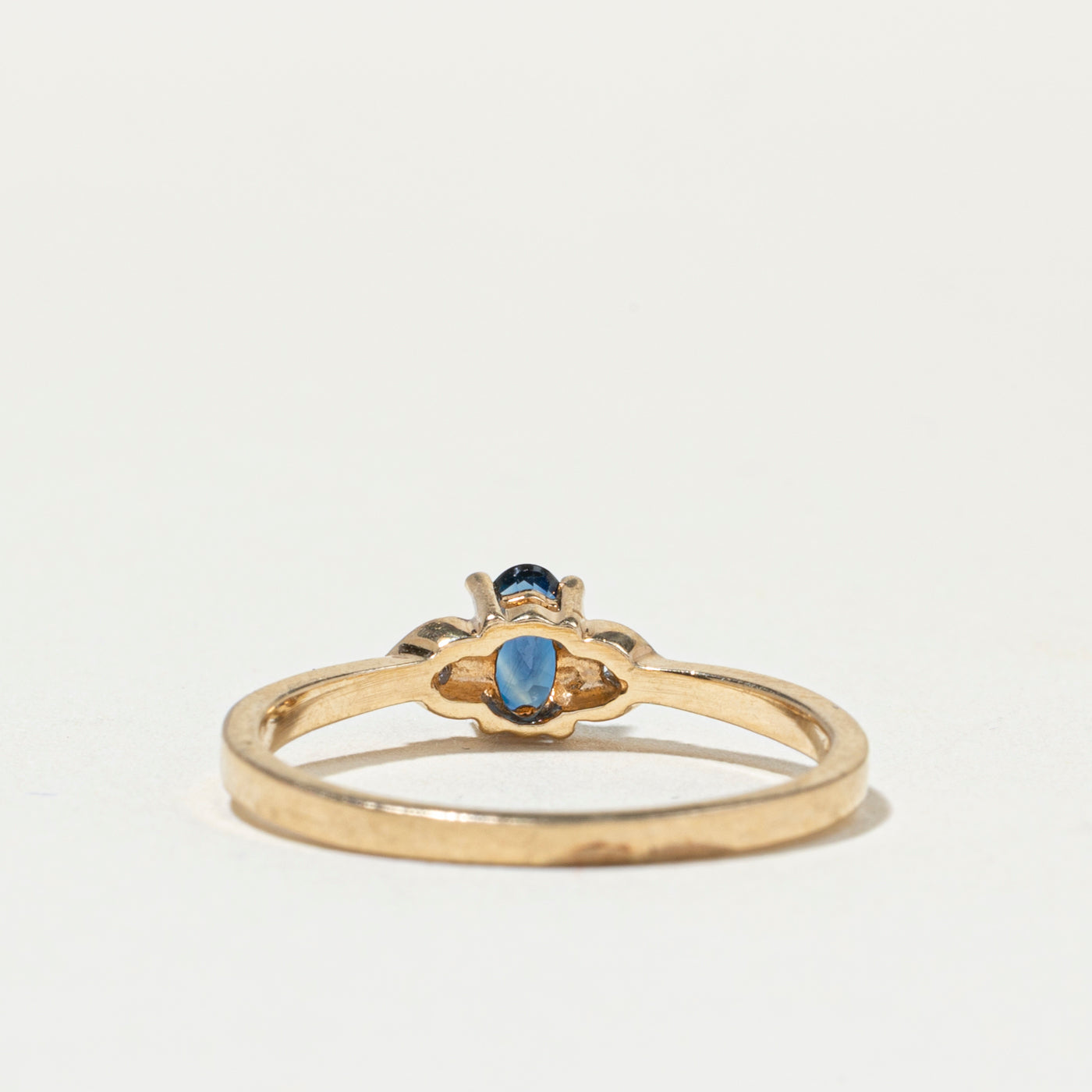 Bague ornée d'un saphir ovale et de diamants | Taille 6