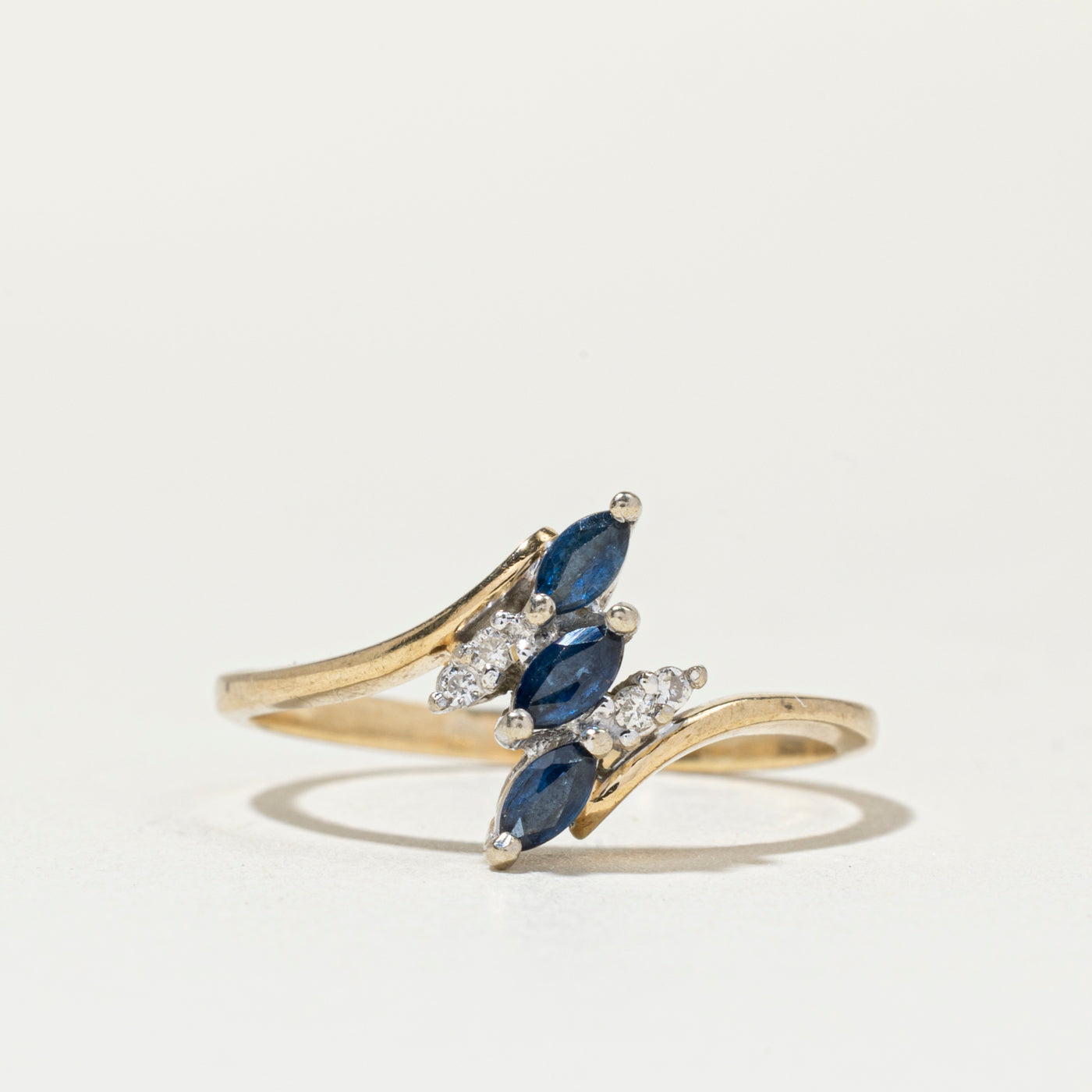 Bague trois pierres saphir taille marquise et diamants | Taille 7,5