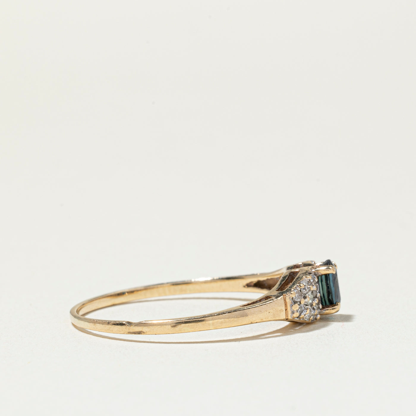 Bague ornée d'un saphir ovale et de diamants | Taille 8,75