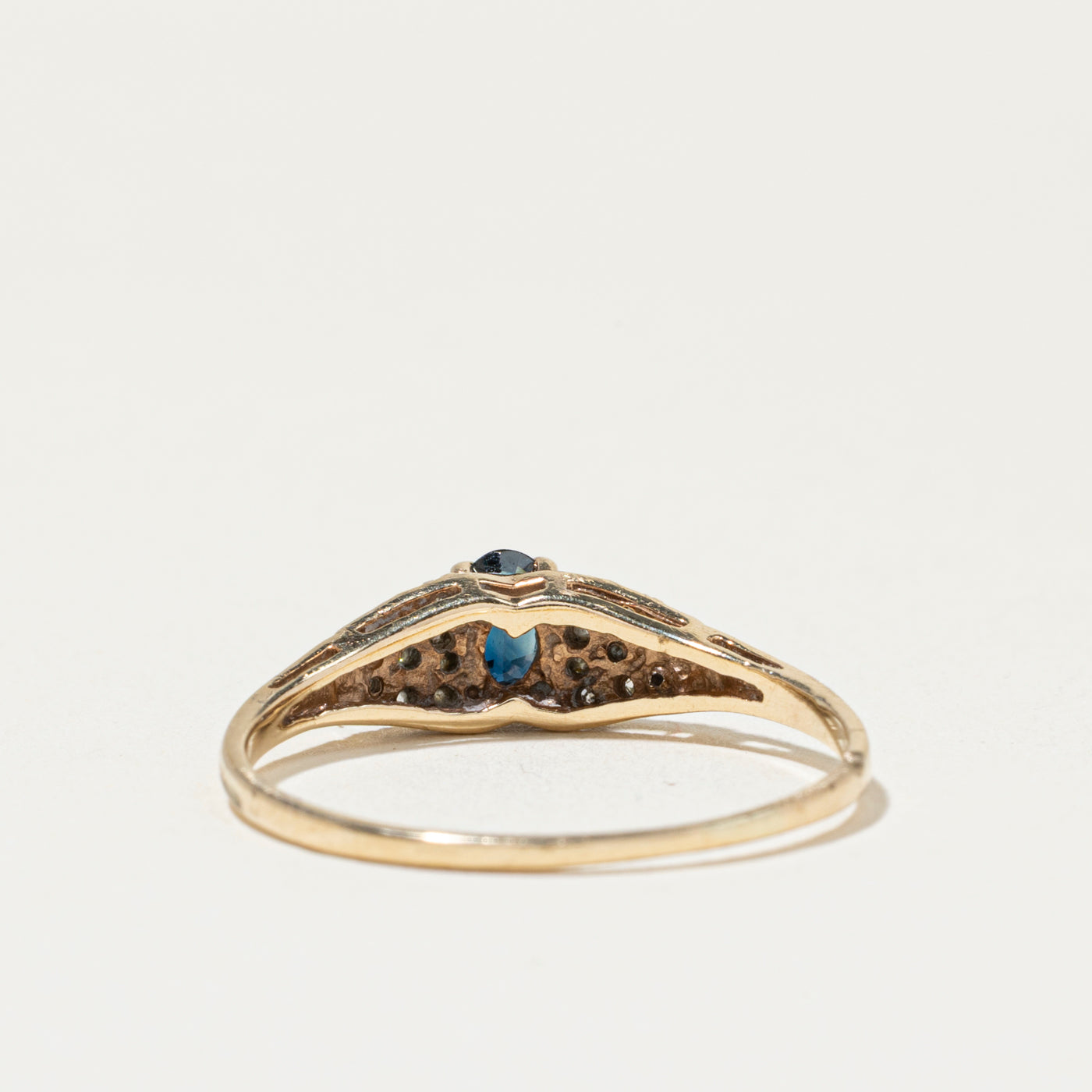 Bague ornée d'un saphir ovale et de diamants | Taille 8,75