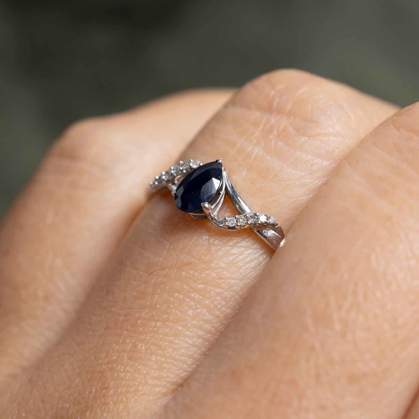 Bague contournée en saphir taille poire et diamants | Taille 7