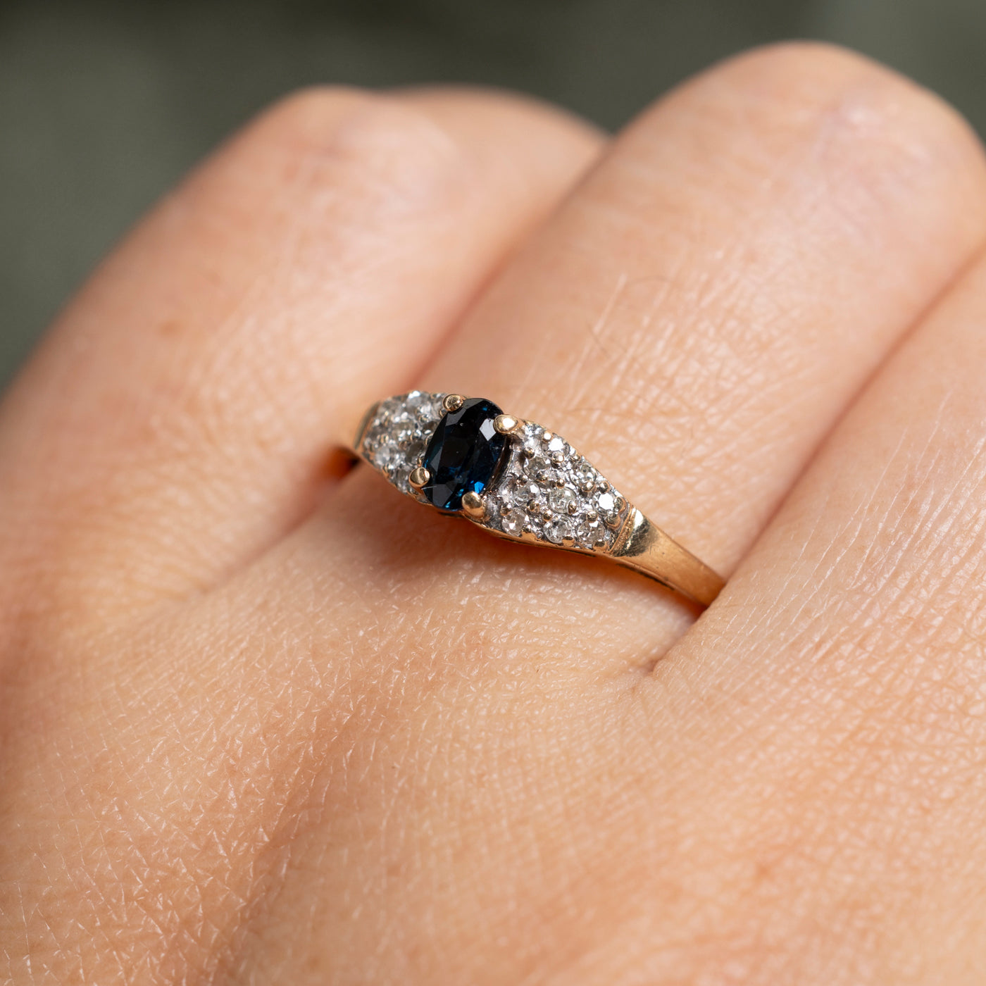 Bague ornée d'un saphir ovale et de diamants | Taille 8,75