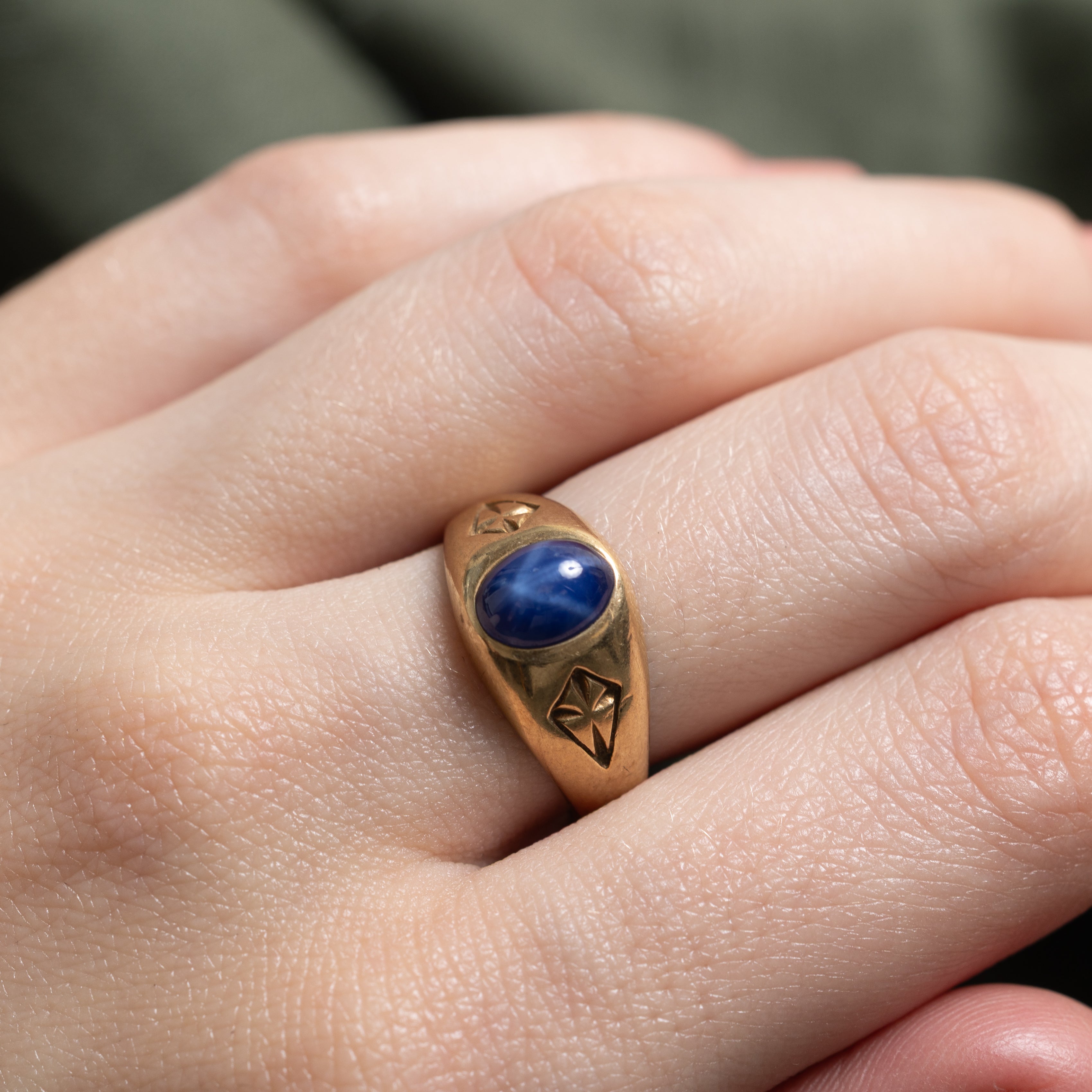 Cabochon Synthetic Star Sapphire Engraved Dome Ring | SZ 7.5