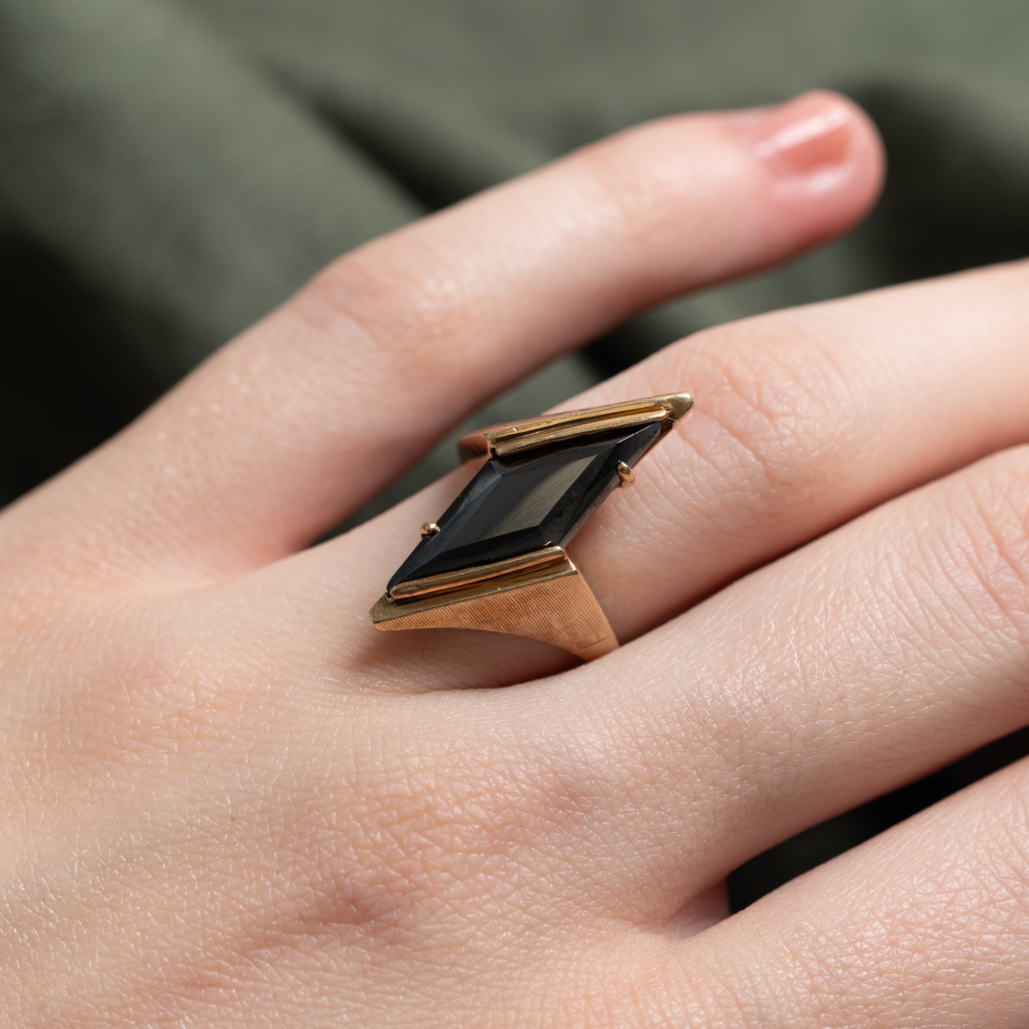 Hematite Grooved Bypass Ring | SZ 5