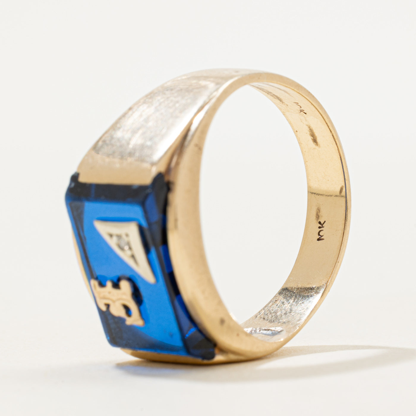 Bague chevalière « F » en saphir synthétique et diamant naturel | Taille 10,75