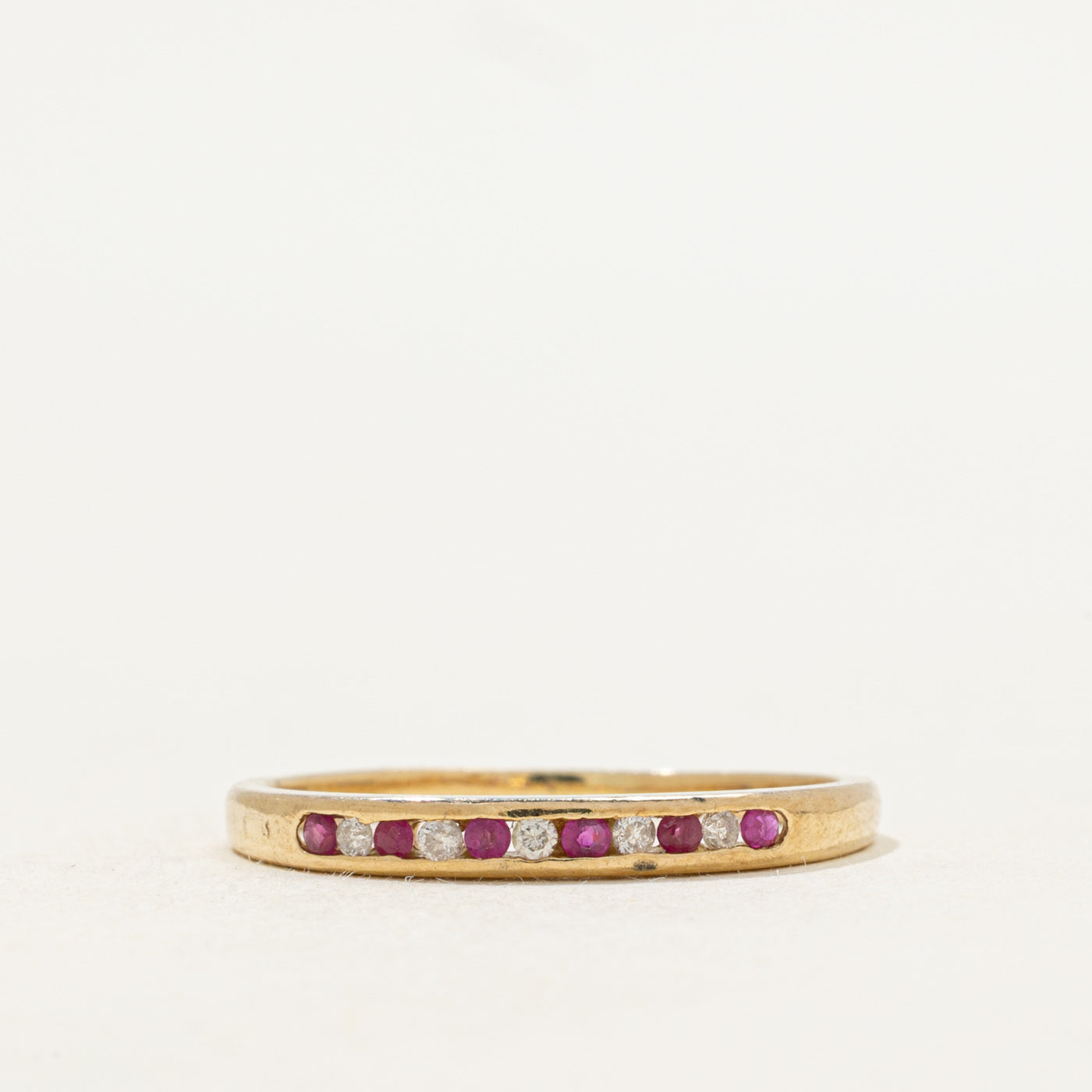 Alliance sertie de diamants et rubis en demi-tour | Taille 7,75