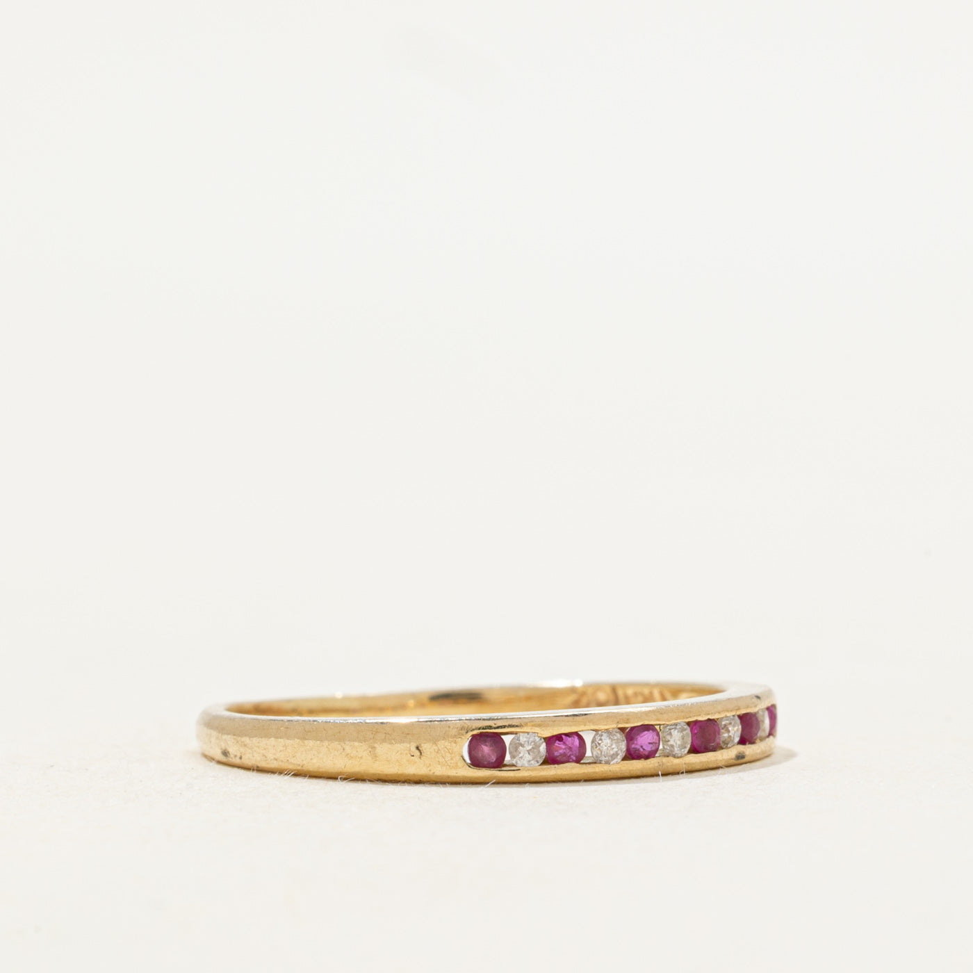 Alliance sertie de diamants et rubis en demi-tour | Taille 7,75