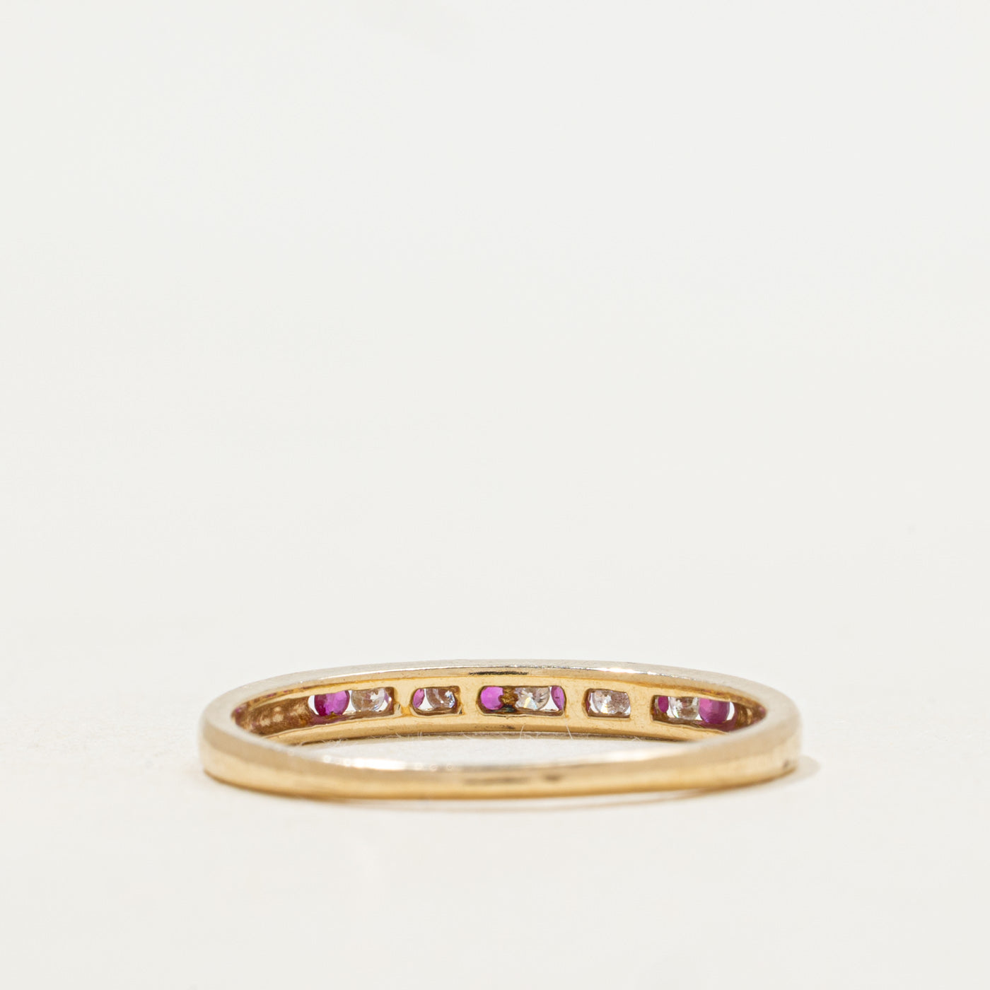 Alliance sertie de diamants et rubis en demi-tour | Taille 7,75