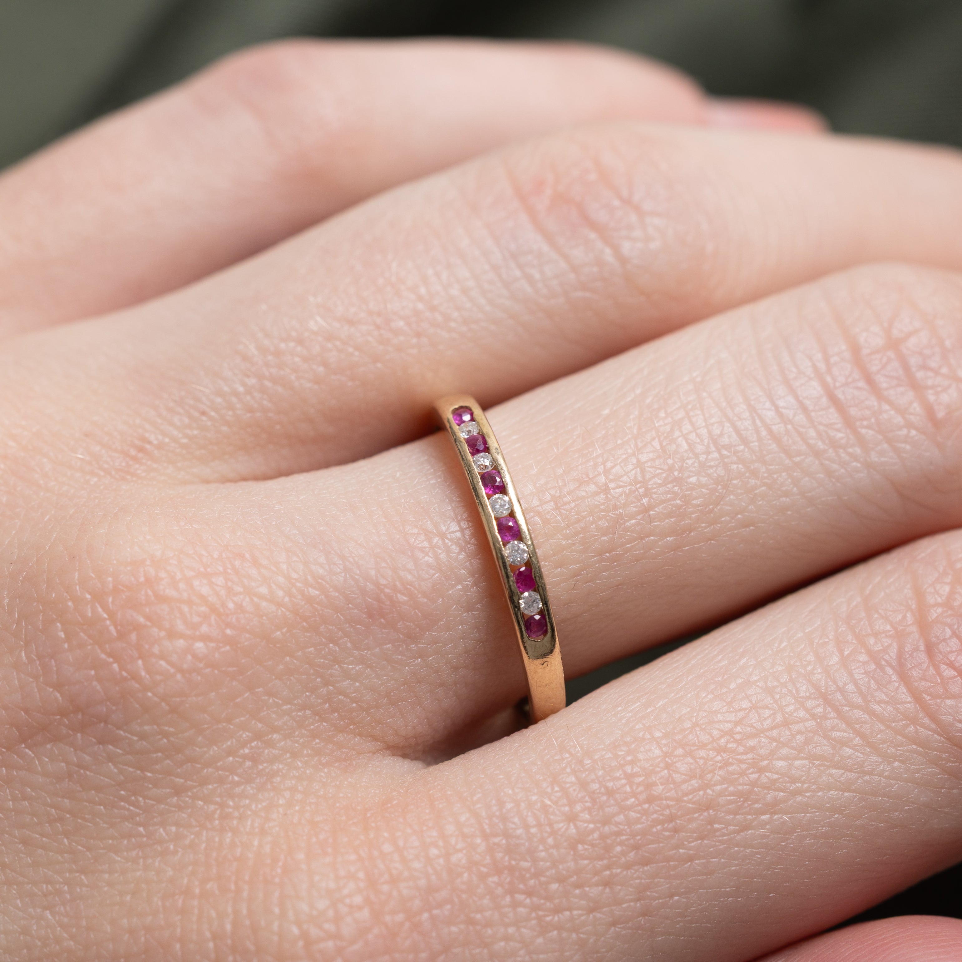 Alliance sertie de diamants et rubis en demi-tour | Taille 7,75