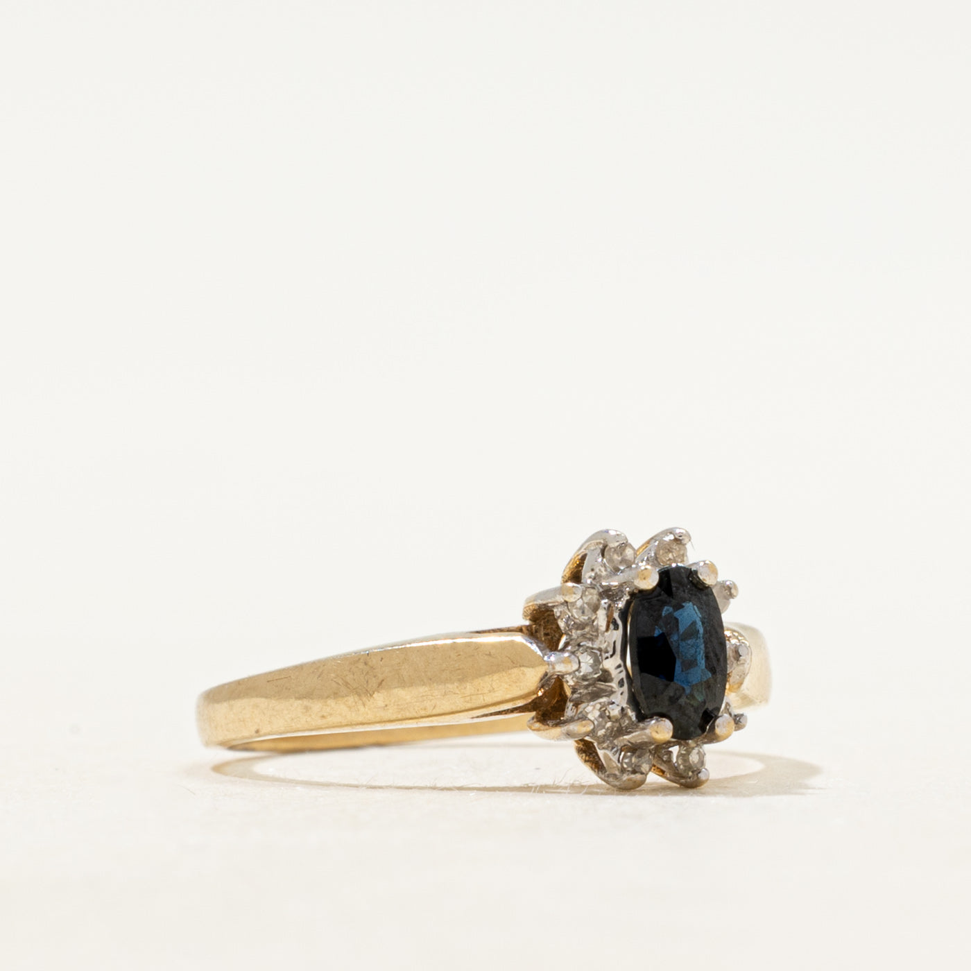 Bague pétale en saphir ovale et diamants | Taille 4