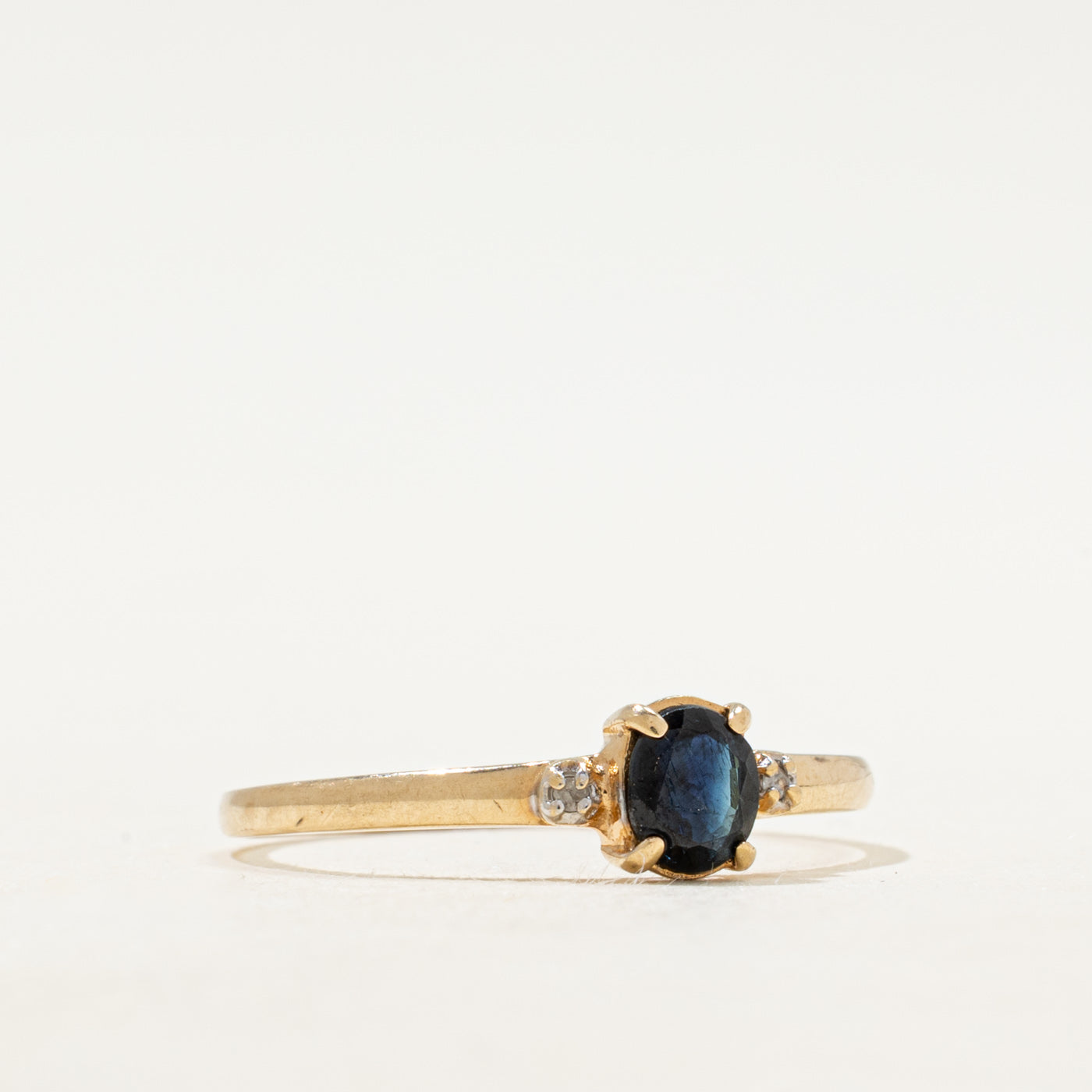 Bague ornée d'un saphir ovale et de diamants | Taille 9