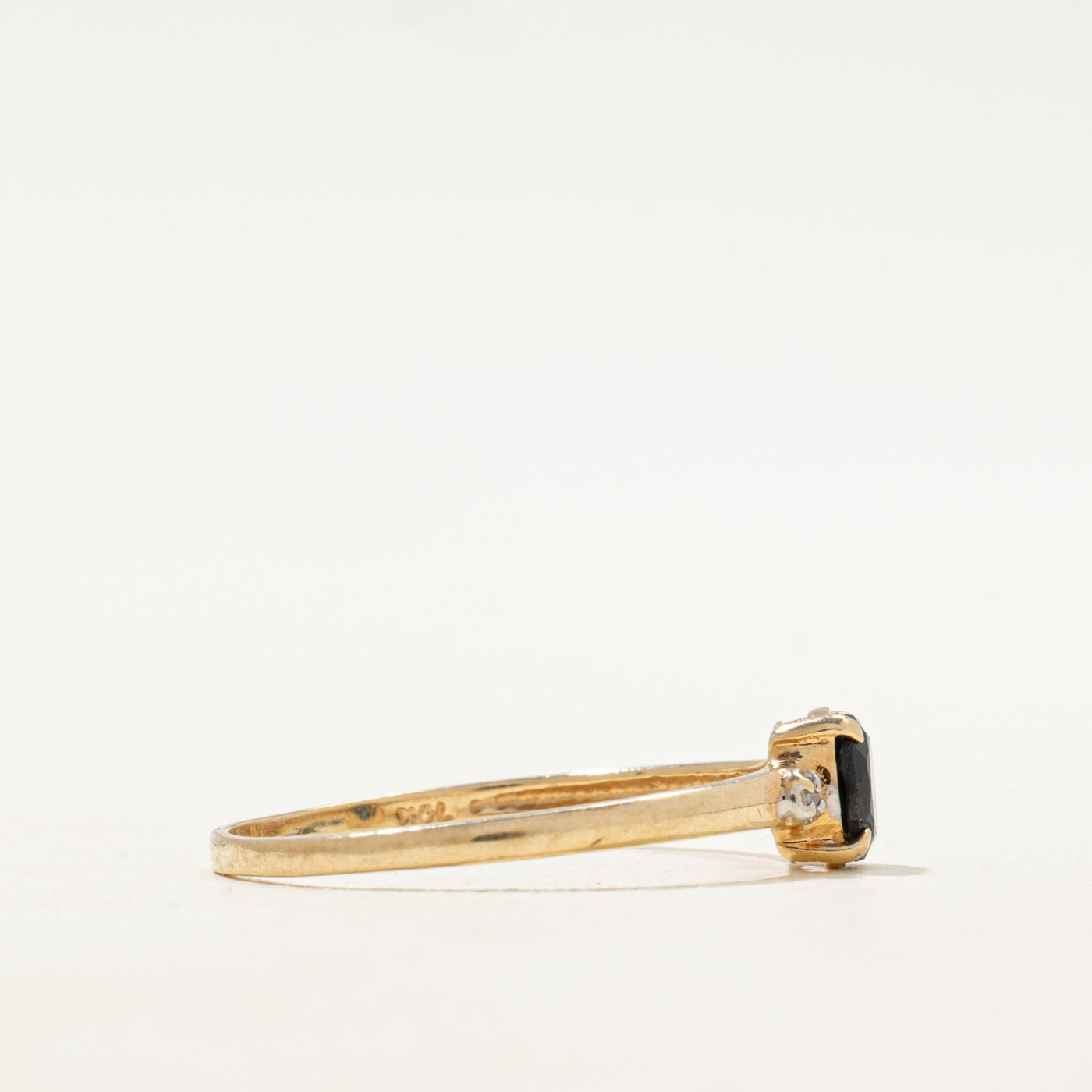 Bague ornée d'un saphir ovale et de diamants | Taille 9