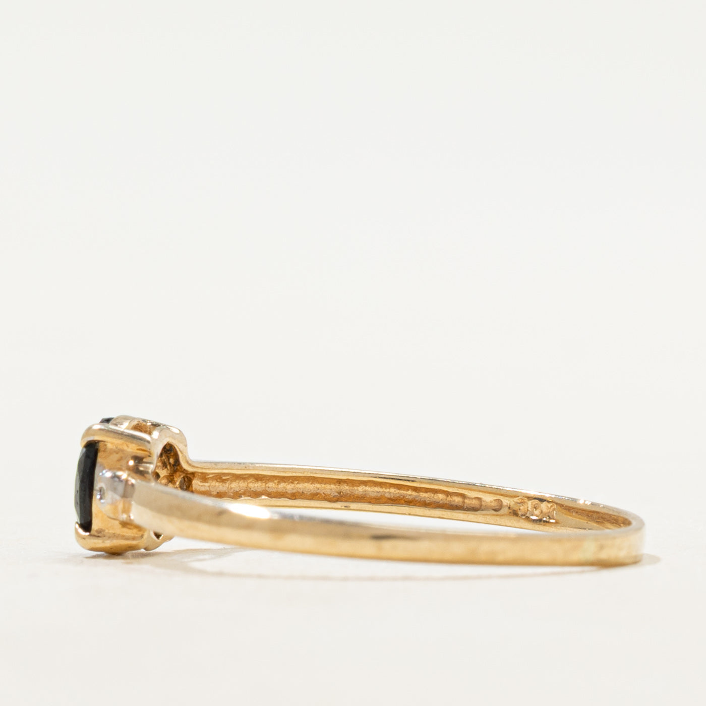 Bague ornée d'un saphir ovale et de diamants | Taille 9