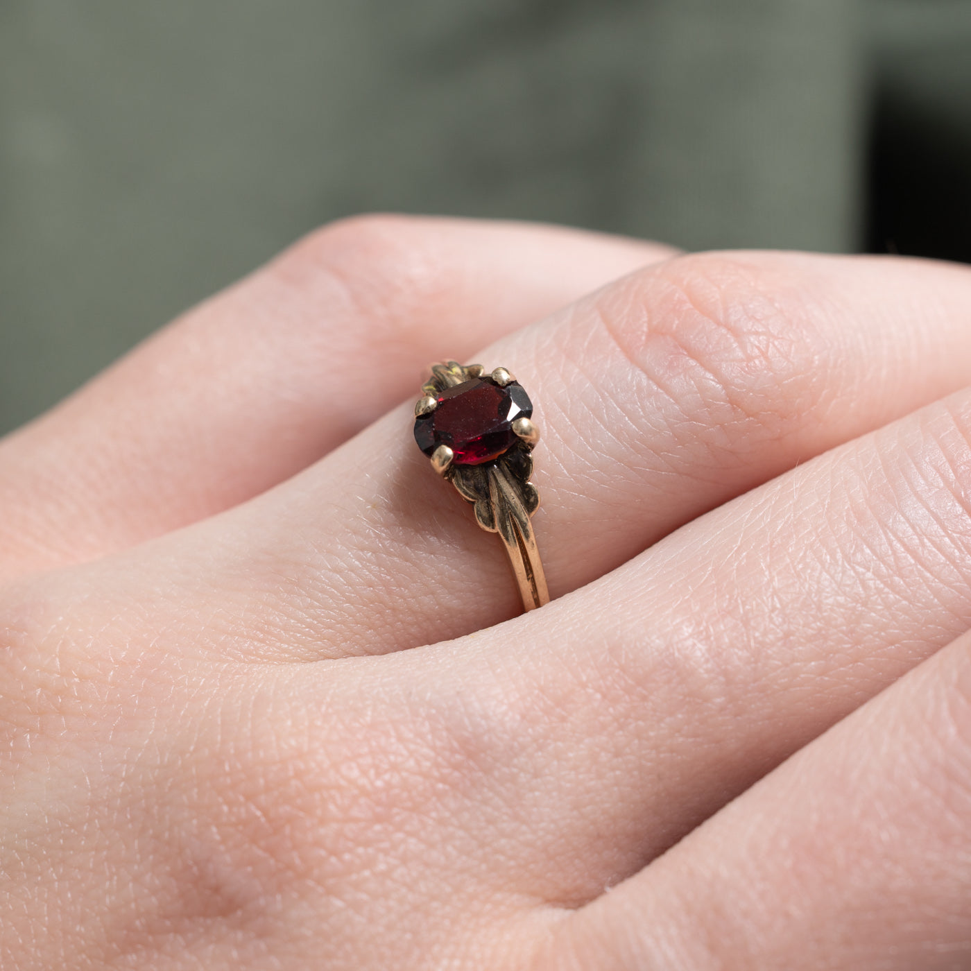Oval Cut Garnet Scalloped Ring | 0.68ct | SZ 5.25 |
