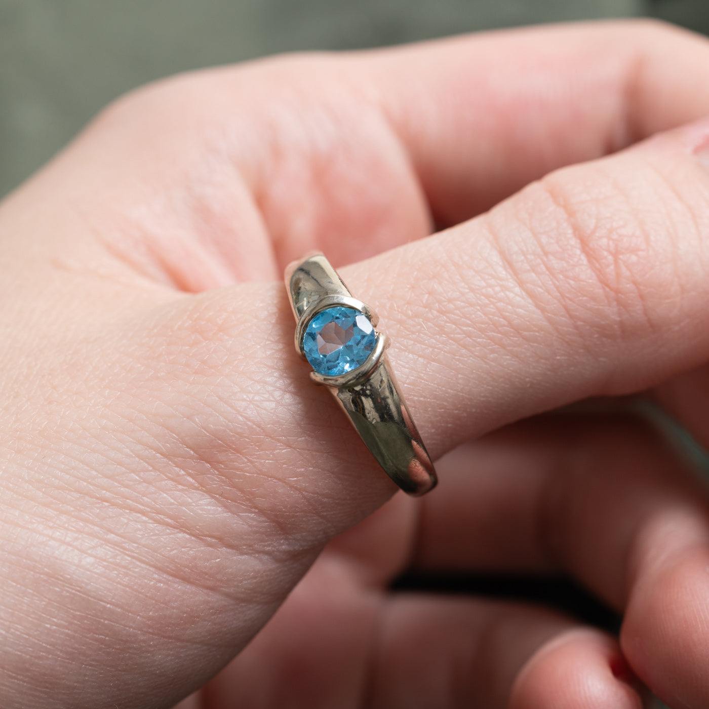 Bague en topaze bleue semi-closée canadienne | 0,75 ct | Taille 10 |