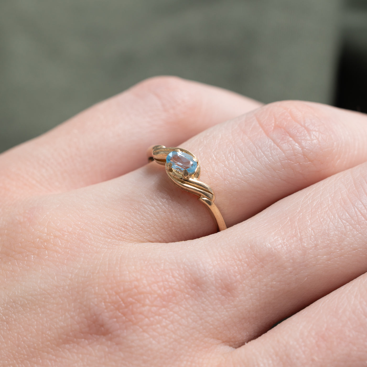 Bague contour rainurée en topaze bleue taille ovale | 0,25 ct | Taille 6,0 |