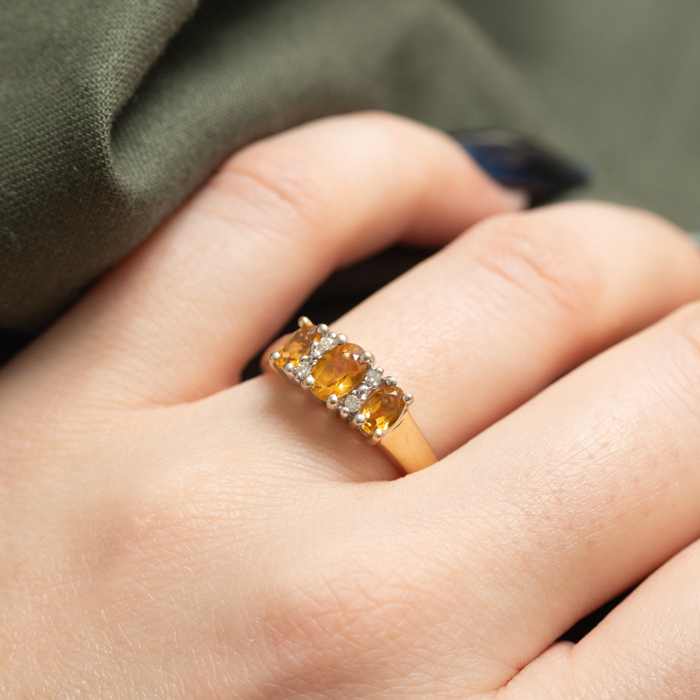 Bague trois pierres en or 10 carats, ornée d'une citrine ovale et de diamants | 0,60 ct et 0,06 ct au total | Taille 8