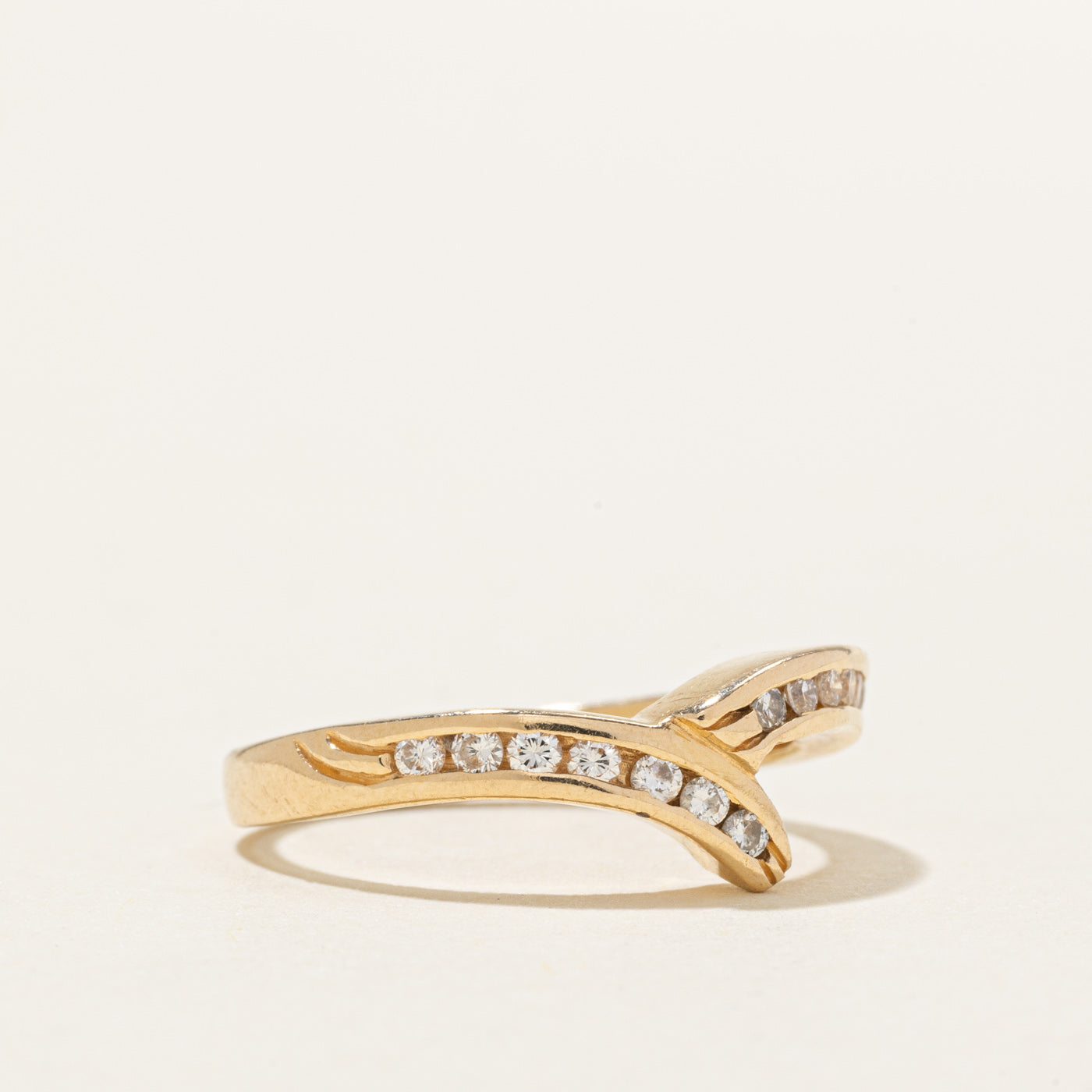 Bague chevron sertie de diamants en or 14 carats | 0,18 ct | Taille 6,25