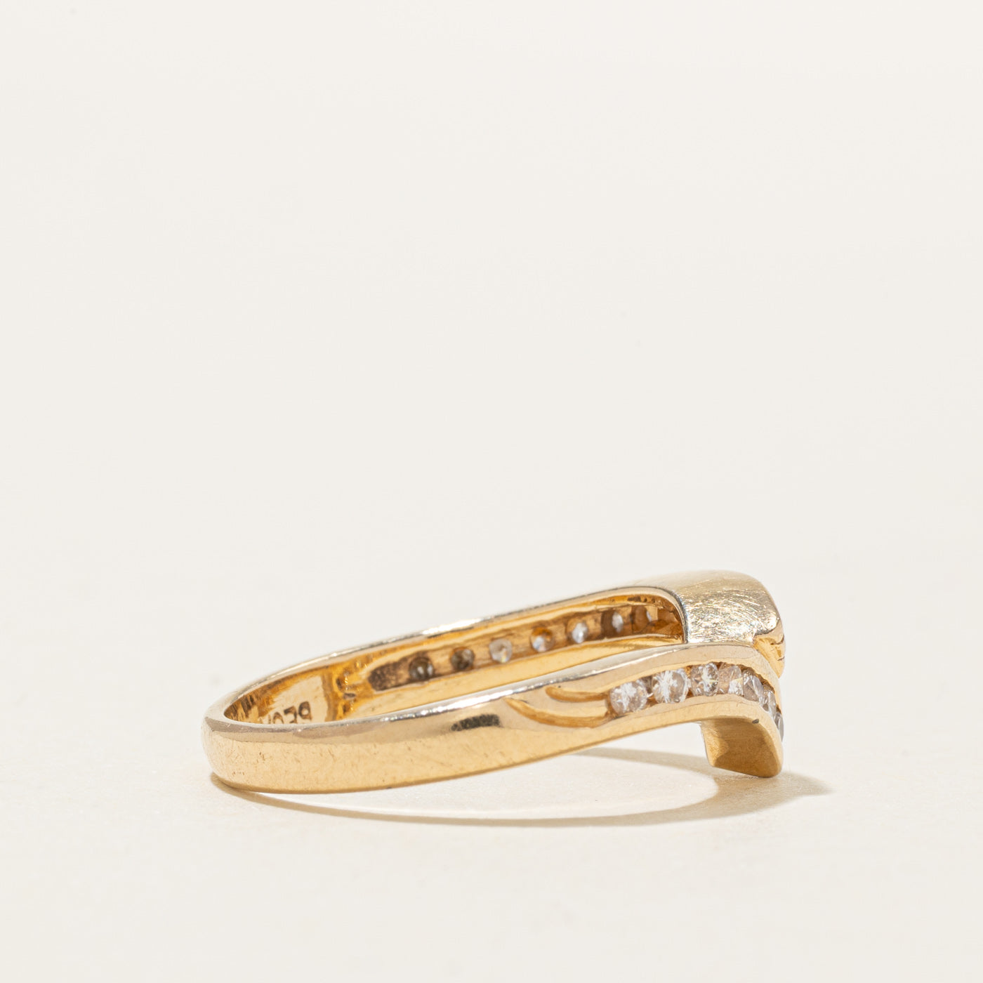 Bague chevron sertie de diamants en or 14 carats | 0,18 ct | Taille 6,25