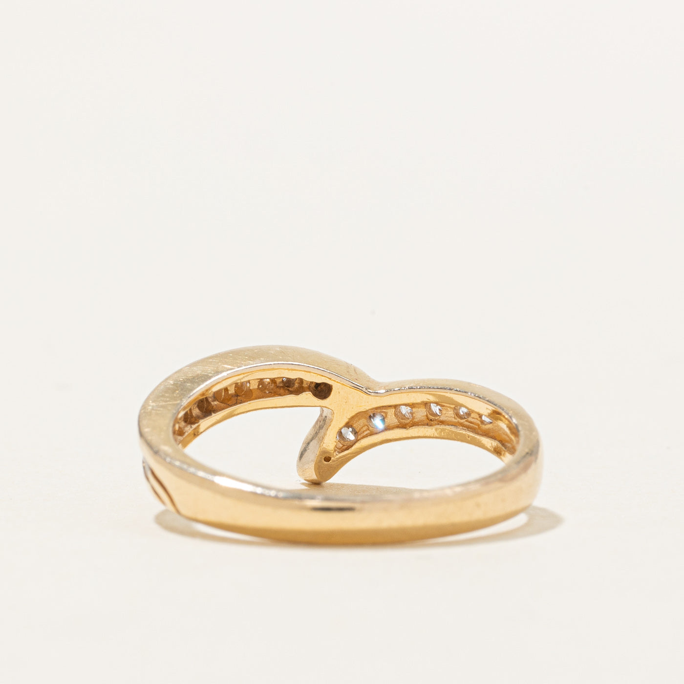 Bague chevron sertie de diamants en or 14 carats | 0,18 ct | Taille 6,25