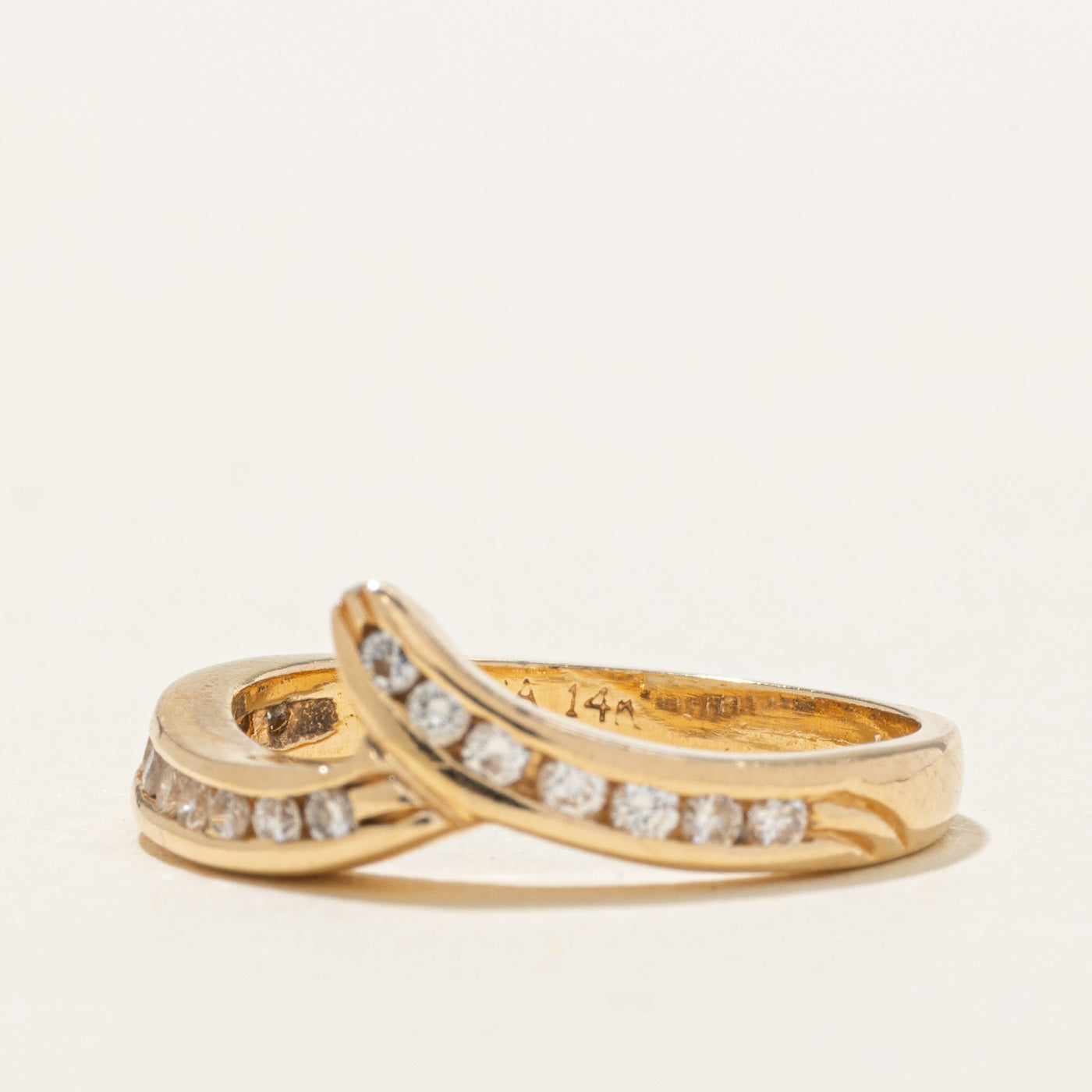 Bague chevron sertie de diamants en or 14 carats | 0,18 ct | Taille 6,25