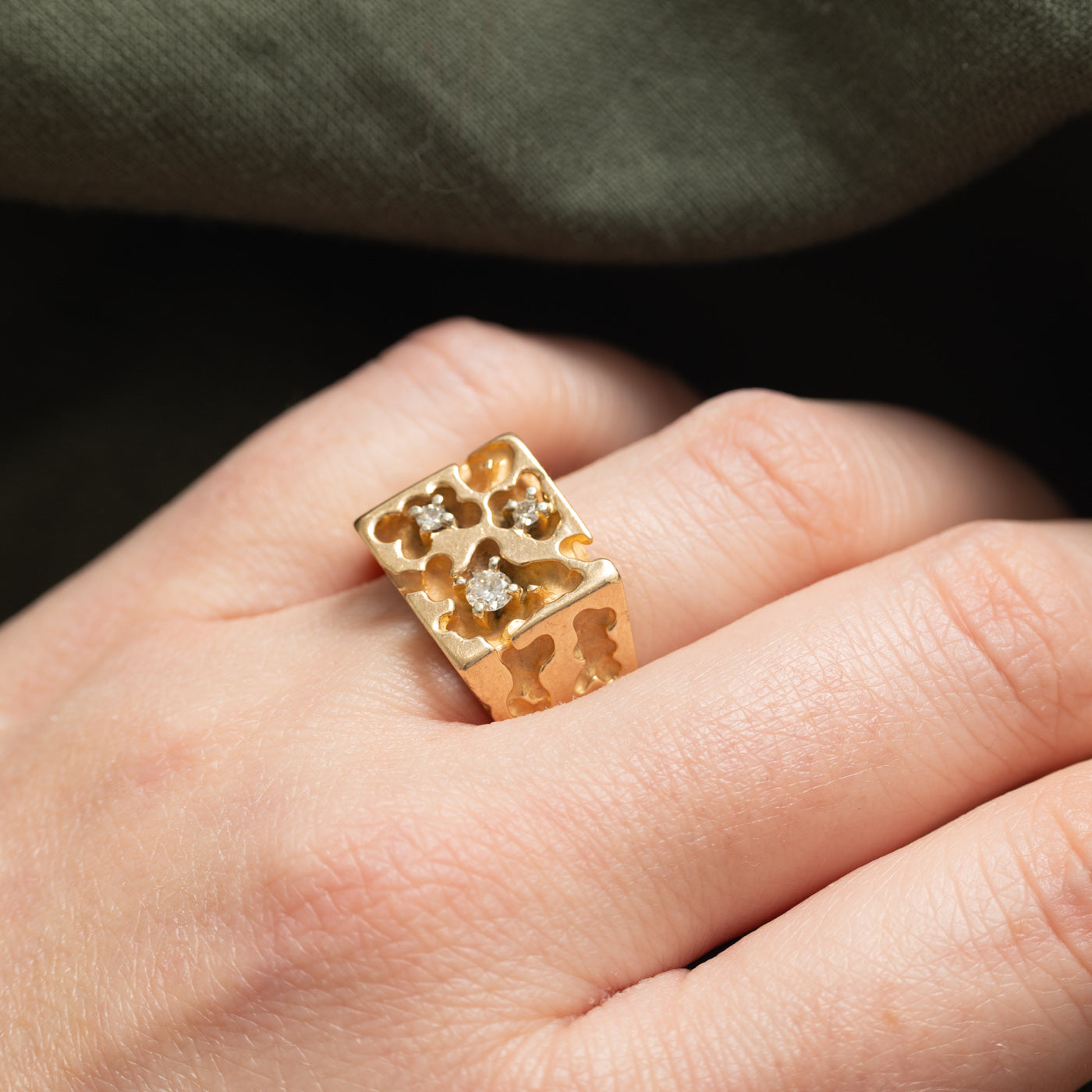 Bague chevalière texturée en or 10 carats sertie de diamants | 0,13 ct au total | Taille 9,0