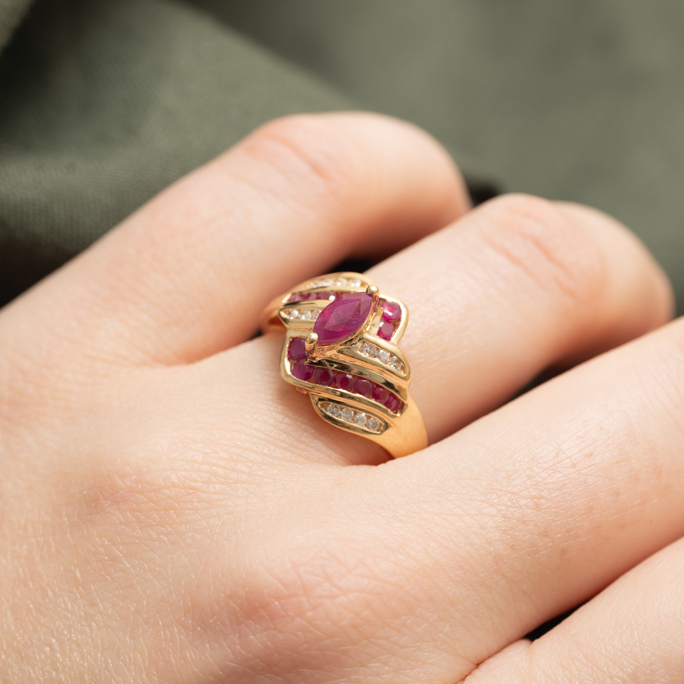 Bague géométrique en or 14 carats avec rubis taille marquise et diamants | 1,00 ct, 0,14 ct | Taille 7,5