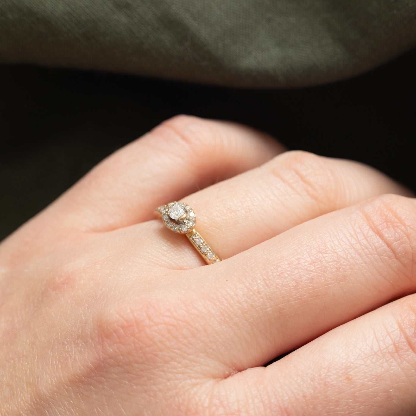 Bague halo saphir blanc et diamants en or 10 carats | 0,01 ct, 0,10 ct au total | Taille 4,5