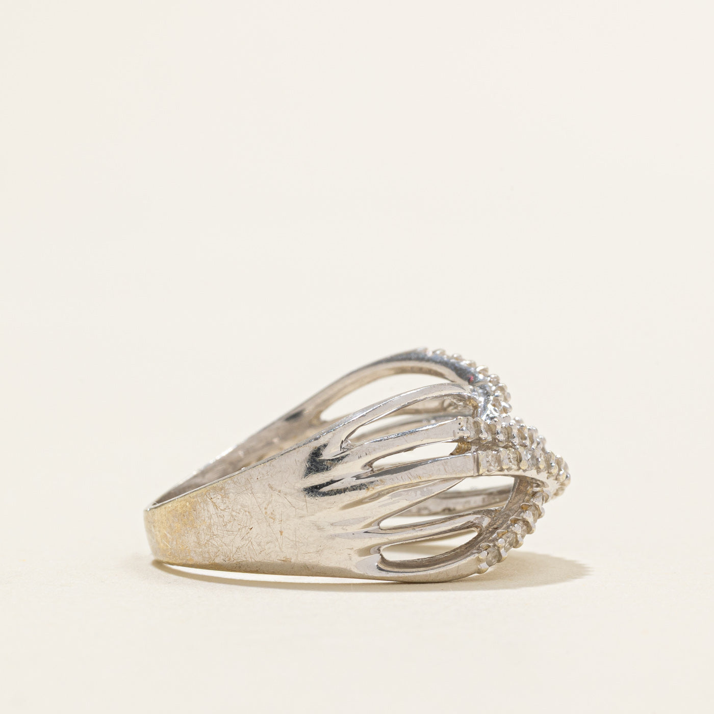 Bague semi-éternité en or 10 carats sertie de plusieurs diamants croisés | 0,23 ct au total | Taille 7