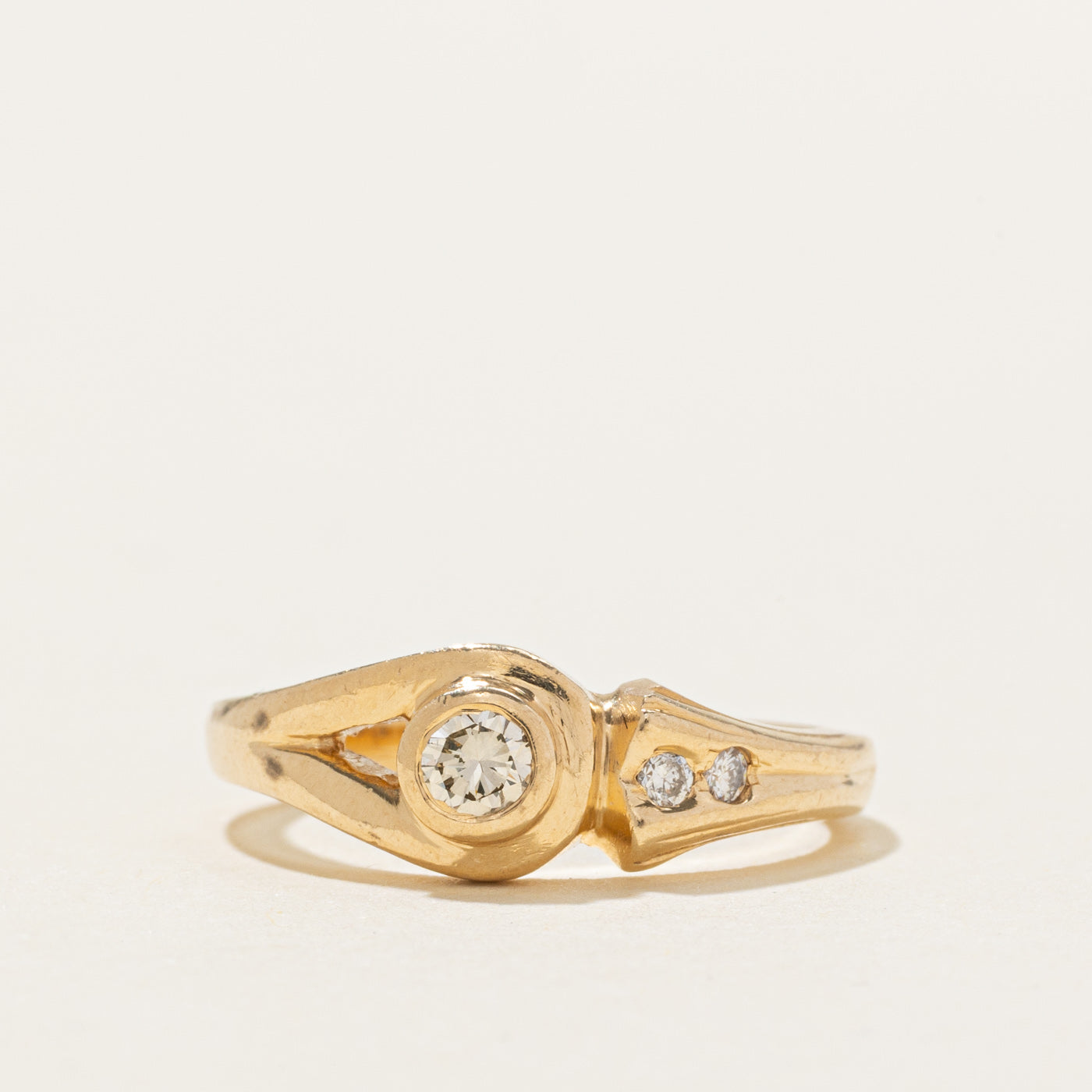 Bague à boucle rainurée en or 14 carats sertie de diamants | 0,14 ct | Taille 5,0