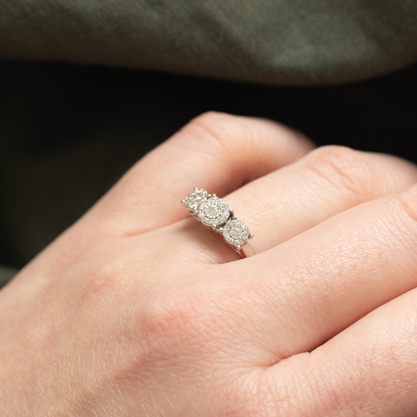 Bague en or blanc 10 carats sertie de plusieurs diamants en halo | 0,13 ct au total | Taille 8,75