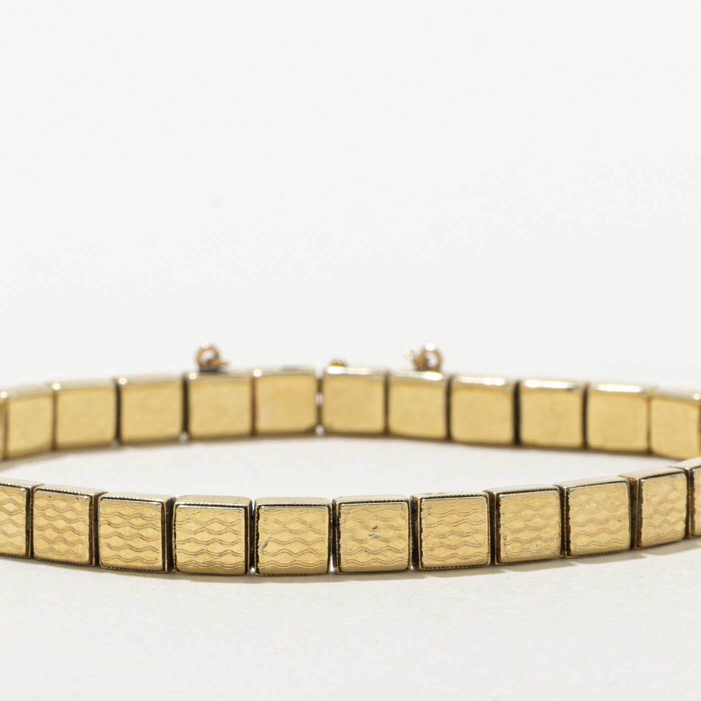 Bracelet en or jaune 14 carats à maillons carrés texturés | 18 cm