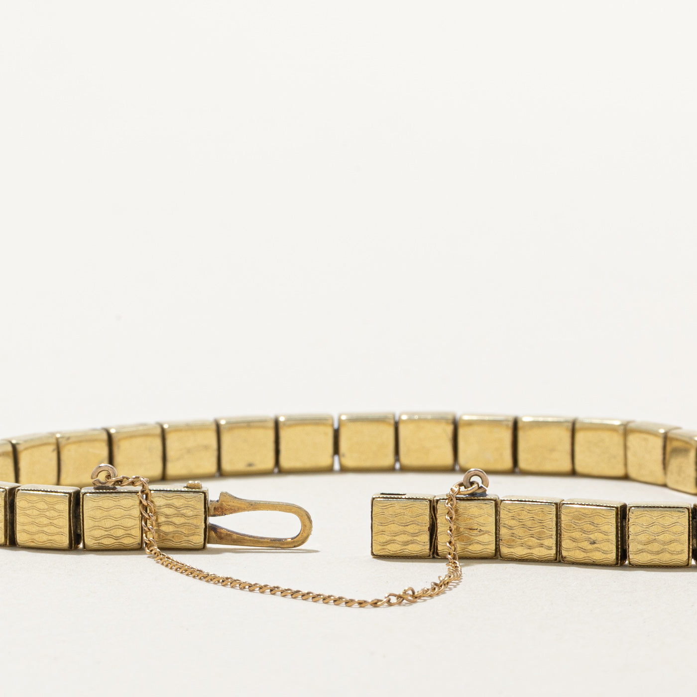 Bracelet en or jaune 14 carats à maillons carrés texturés | 18 cm