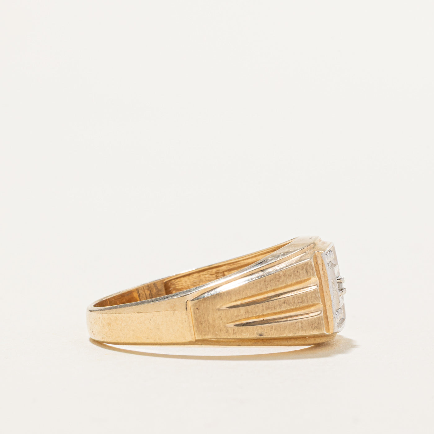 Bague chevalière rainurée sertie d'un halo carré de diamants en or 10 carats | Taille 10,75