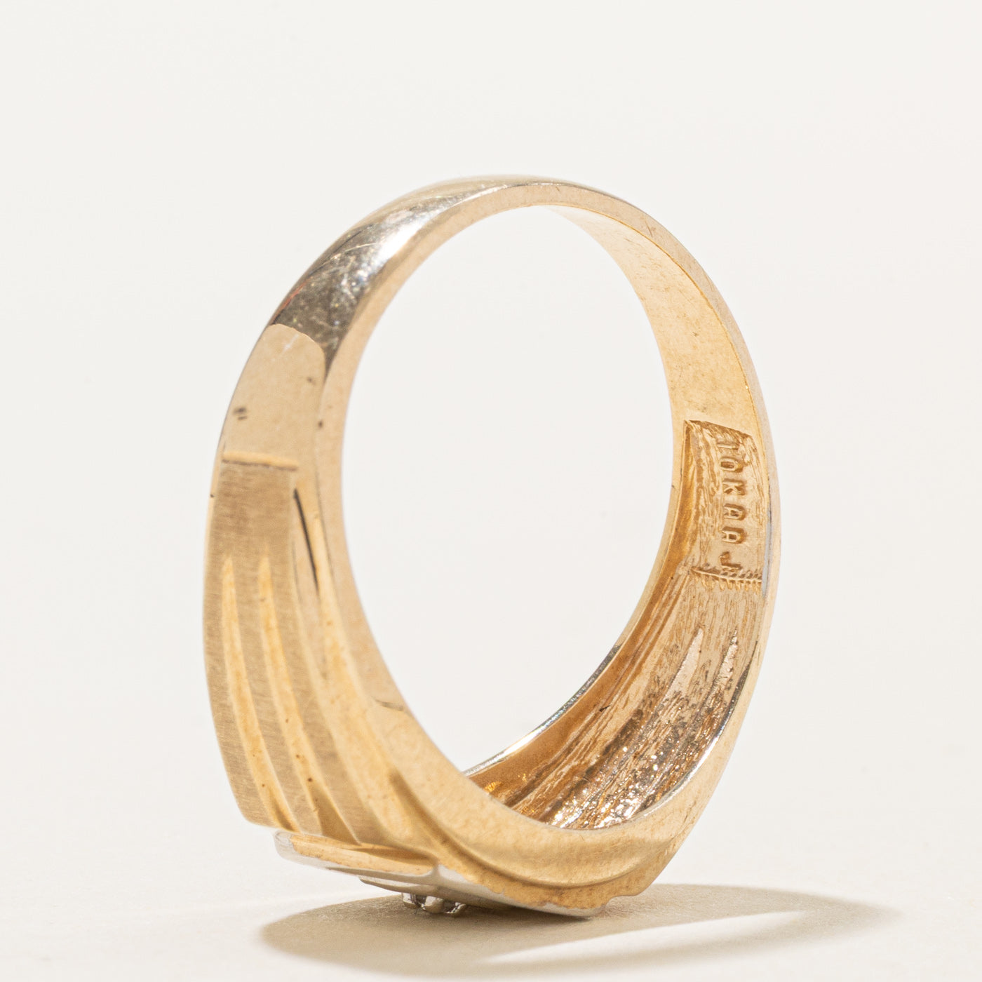 Bague chevalière rainurée sertie d'un halo carré de diamants en or 10 carats | Taille 10,75