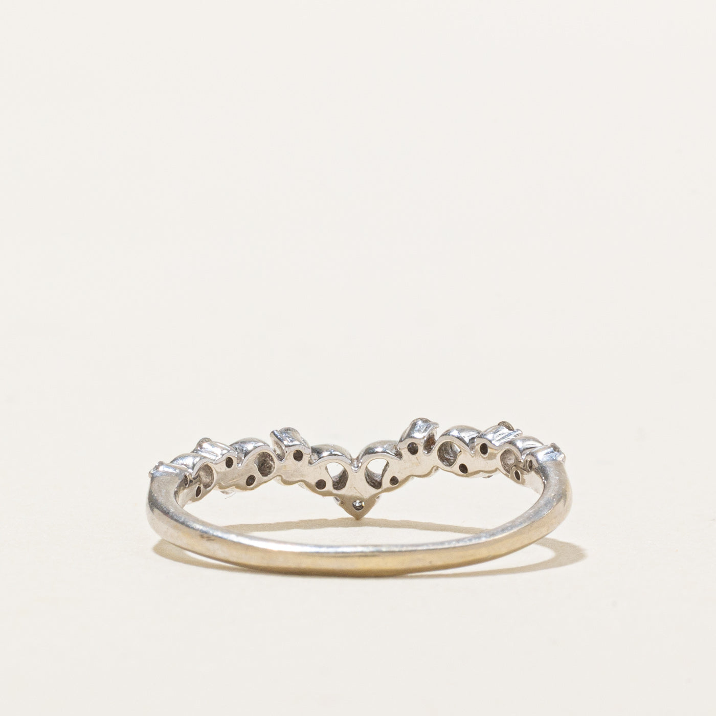 Bague en or 14 carats sertie de diamants et ornée d'un motif chevron | Taille 6.0