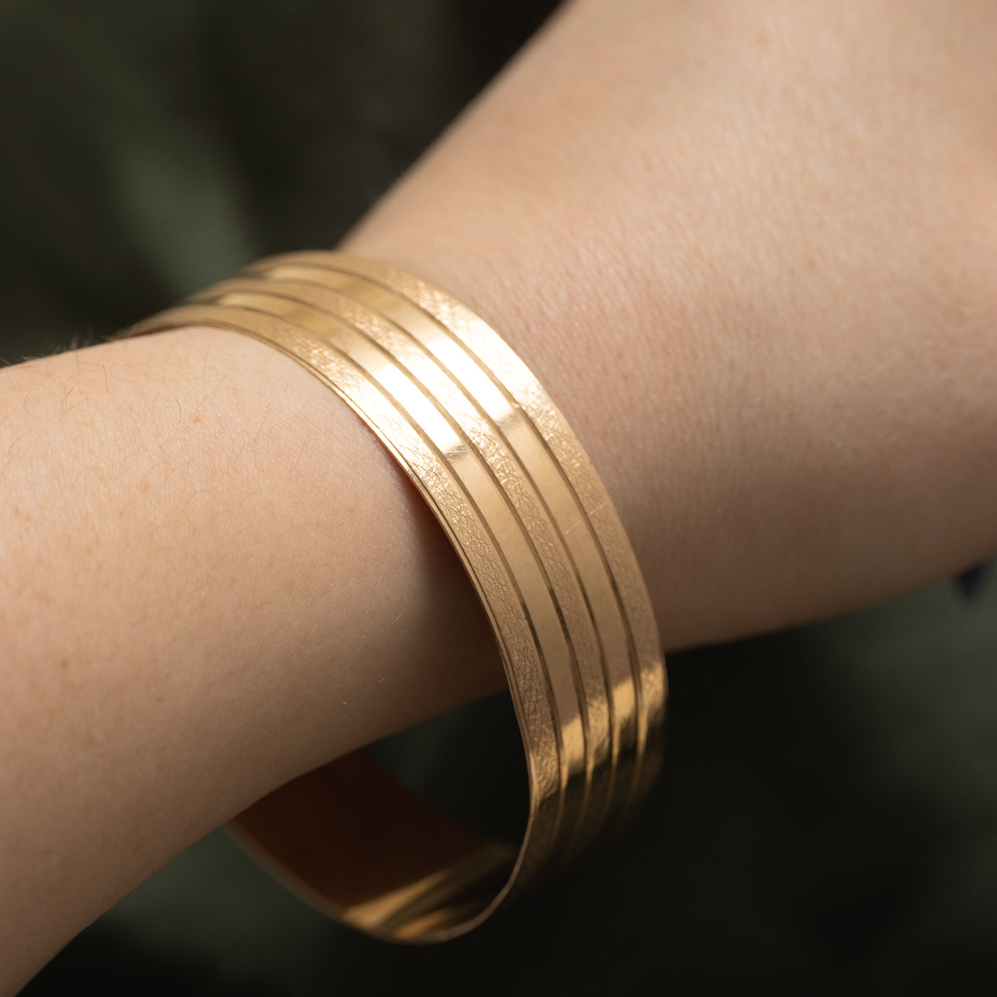 10k Yellow Gold Grooved Bangle Bracelet | 7"
