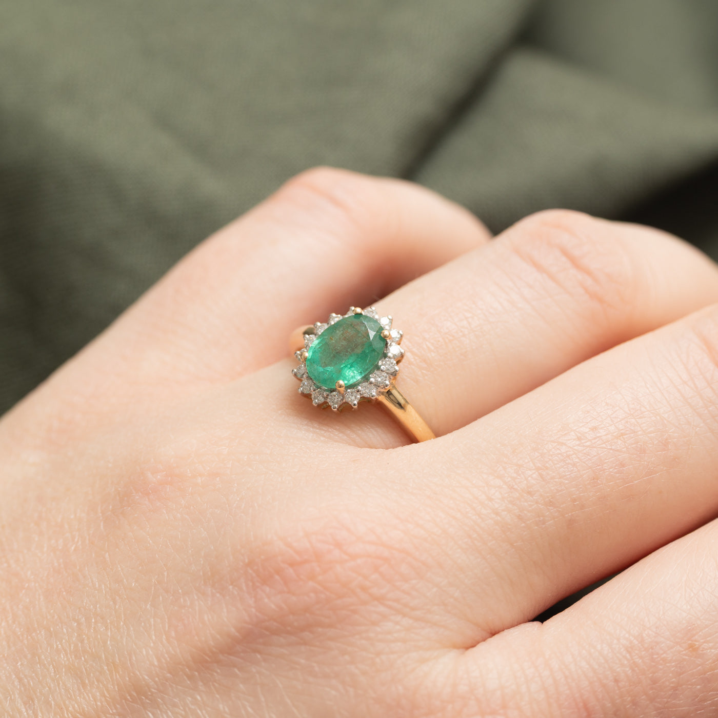 Bague halo en or 10 carats avec émeraude ovale et diamants | 1,05 ct, 0,20 ct au total | Taille 7,25