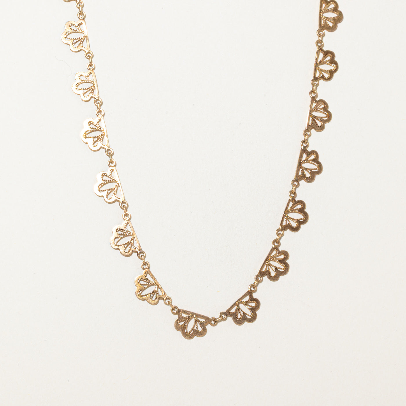 Chaîne en or jaune 18 carats à motif floral texturé | 43 cm